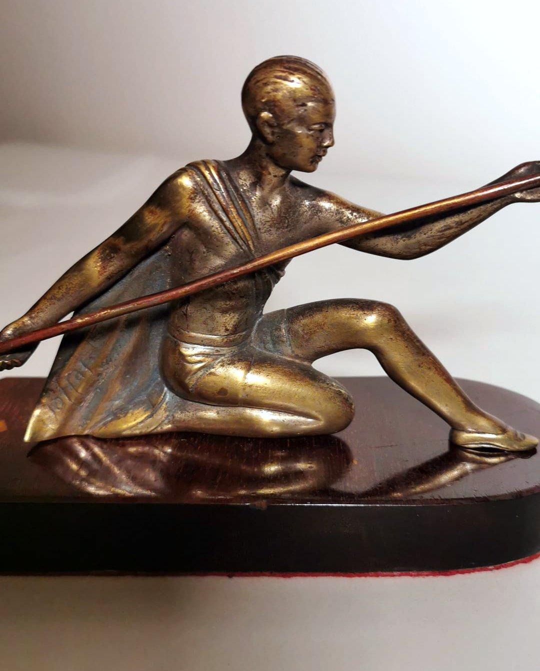 Français Statuette en bronze Art Déco représentant un jeune nageur en vente