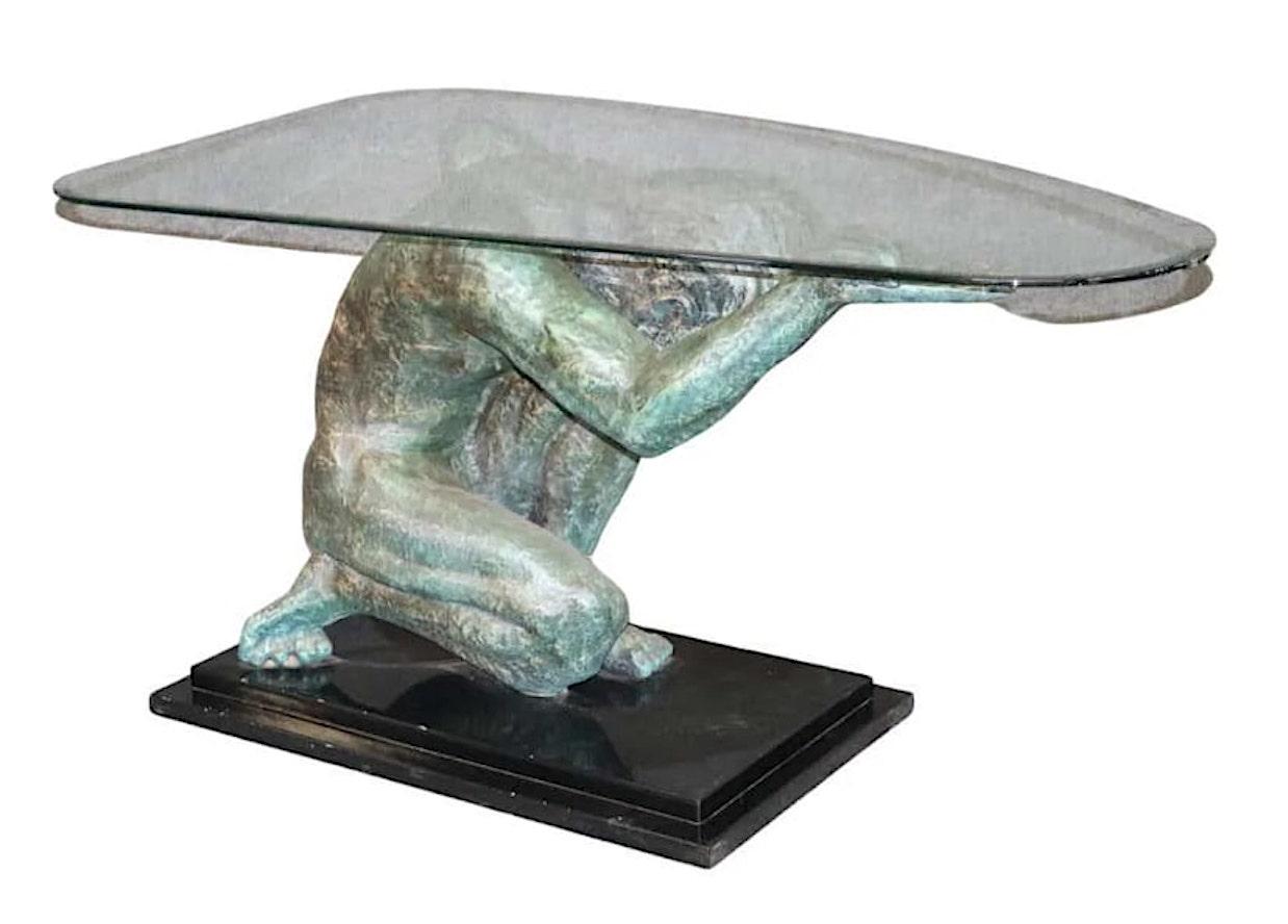 Table console avec base couleur bronze, plateau en verre triangulaire. Figure masculine en bronze patiné, soutenant l'épais plateau de verre.
Veuillez confirmer le lieu NY ou NJ
