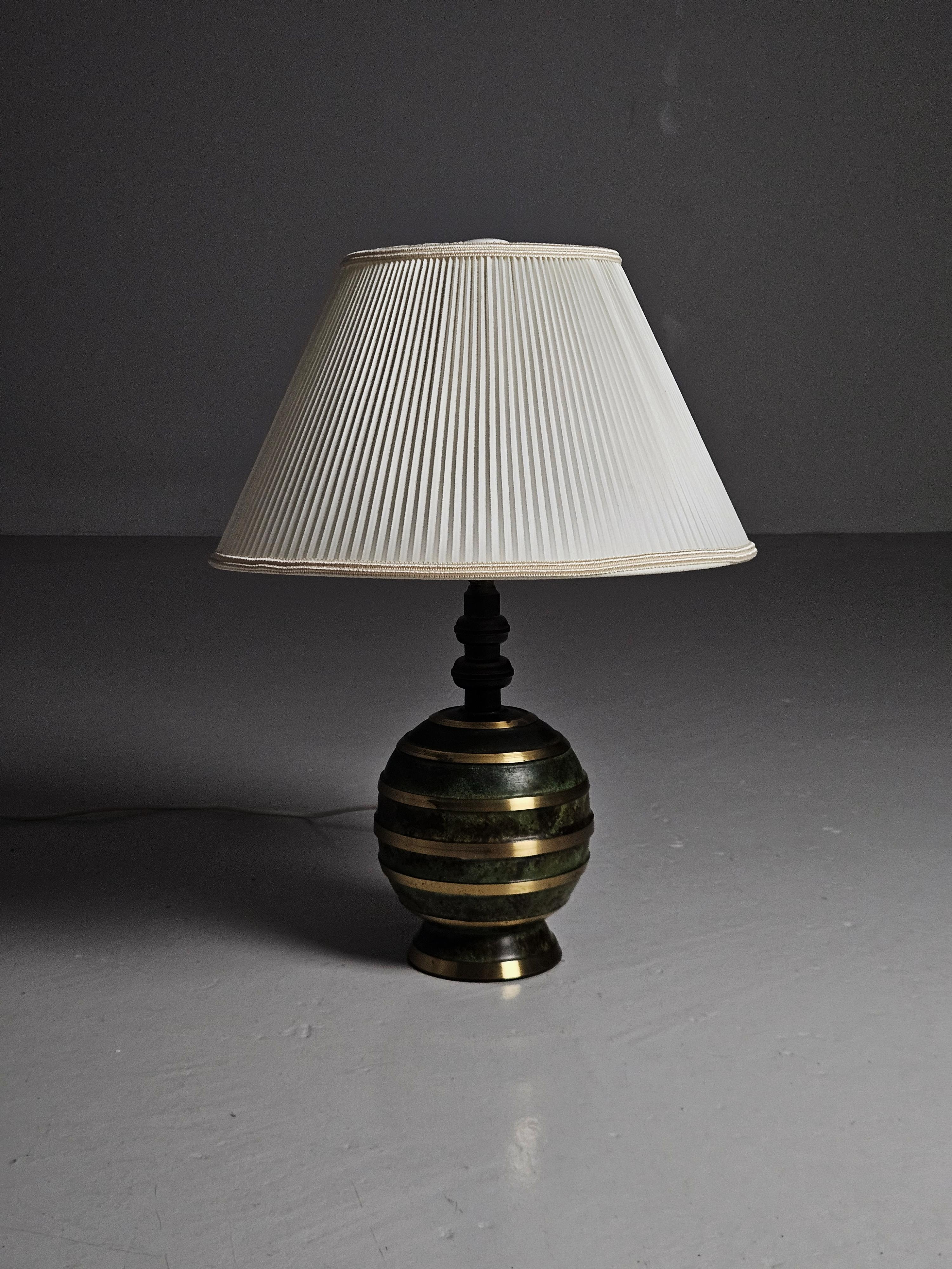 Great table lamp by unknown Swedish designer and manufacturer during the 1930s. 

Made in patinated and polished bronze.