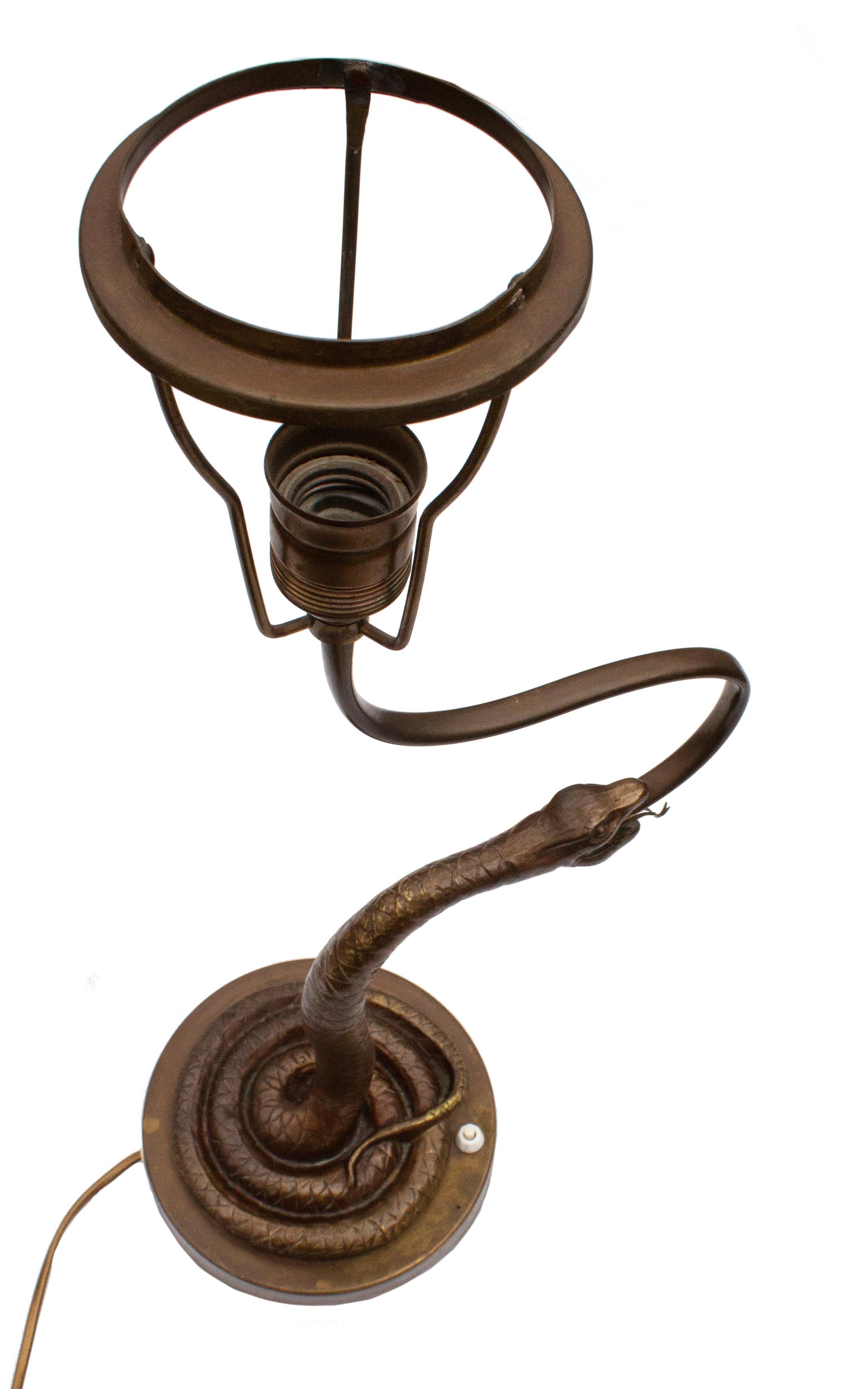 Lampe de table en bronze Dessinée par Edvard Trulsson, Suède, années 1940. 

Il est également équipé d'un interrupteur marche/arrêt en ligne. Supports de lampe originaux en bronze de taille E14. 
Estampillé 