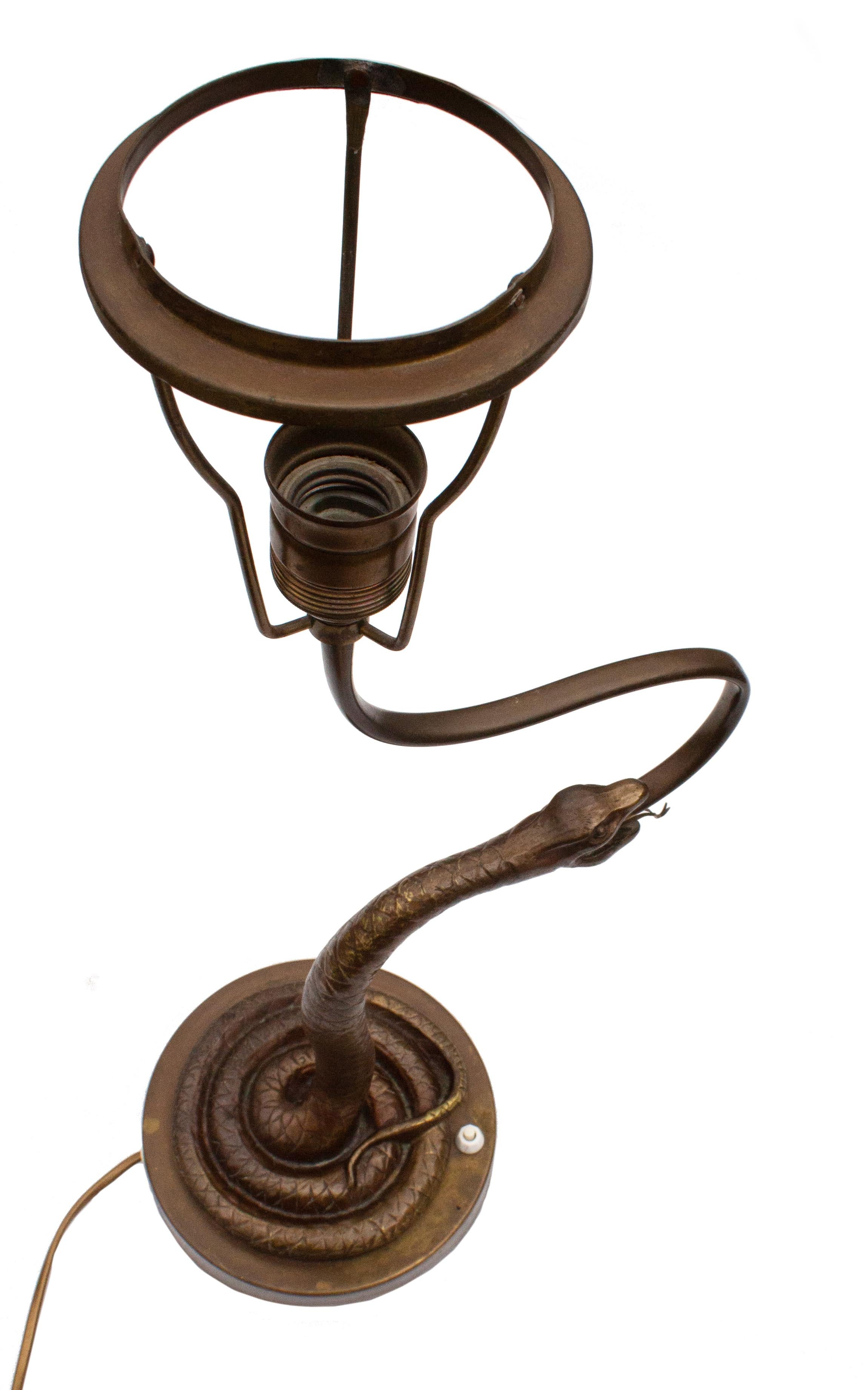 Lampada da tavolo in bronzo Disegnata da Edvard Trulsson, Svezia, anni '40. 

Inoltre è dotato di un interruttore on/off in linea. Portalampada originali in bronzo di dimensioni E14. 
Timbro 