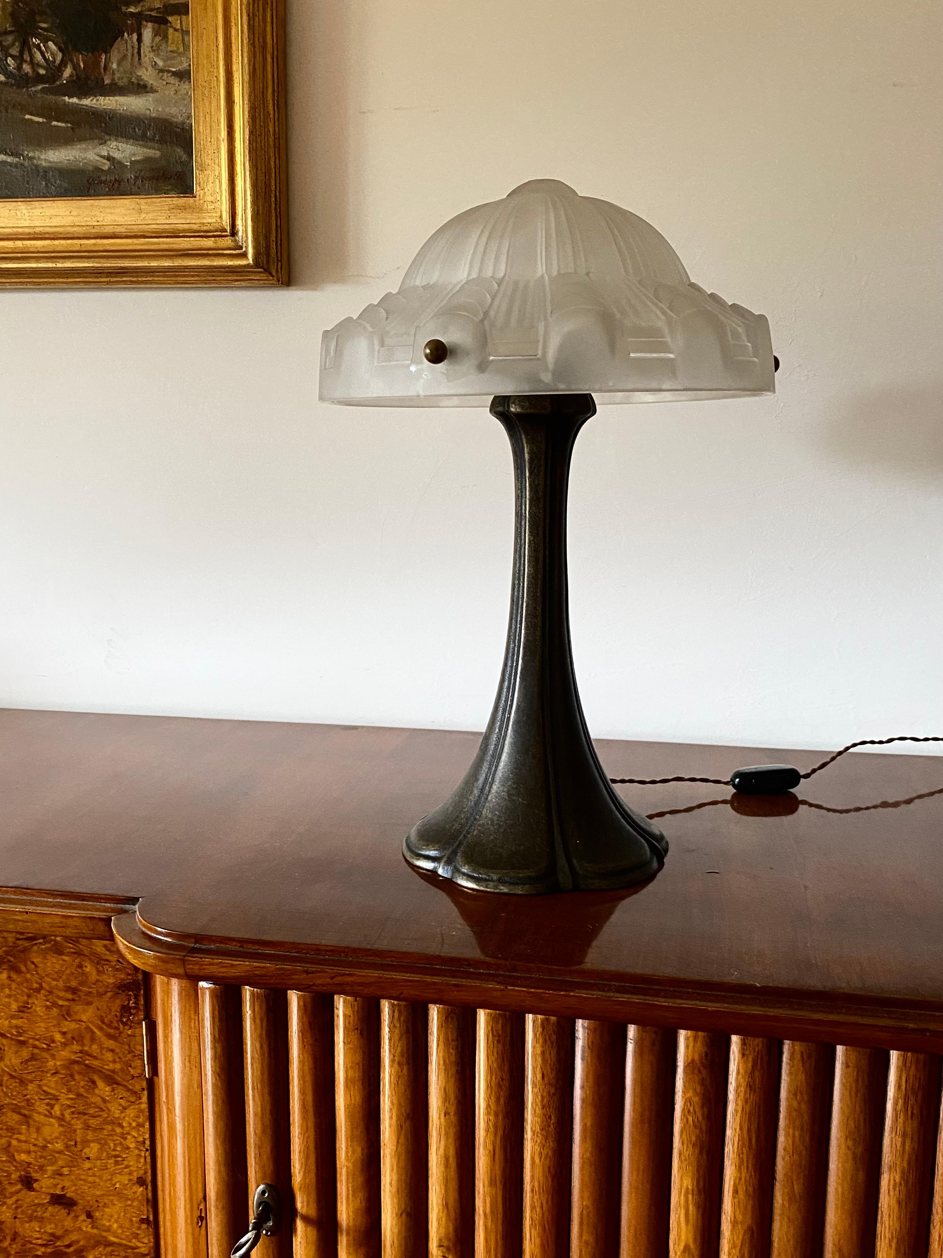 Importante lampe de table Art déco

France, vers les années 1930

Verre moulé et décoré

H 49 cm

Diamètre 35 cm

État : excellent, conforme à l'âge et à l'utilisation. Verre en parfait état. Fonctionnement parfait. 