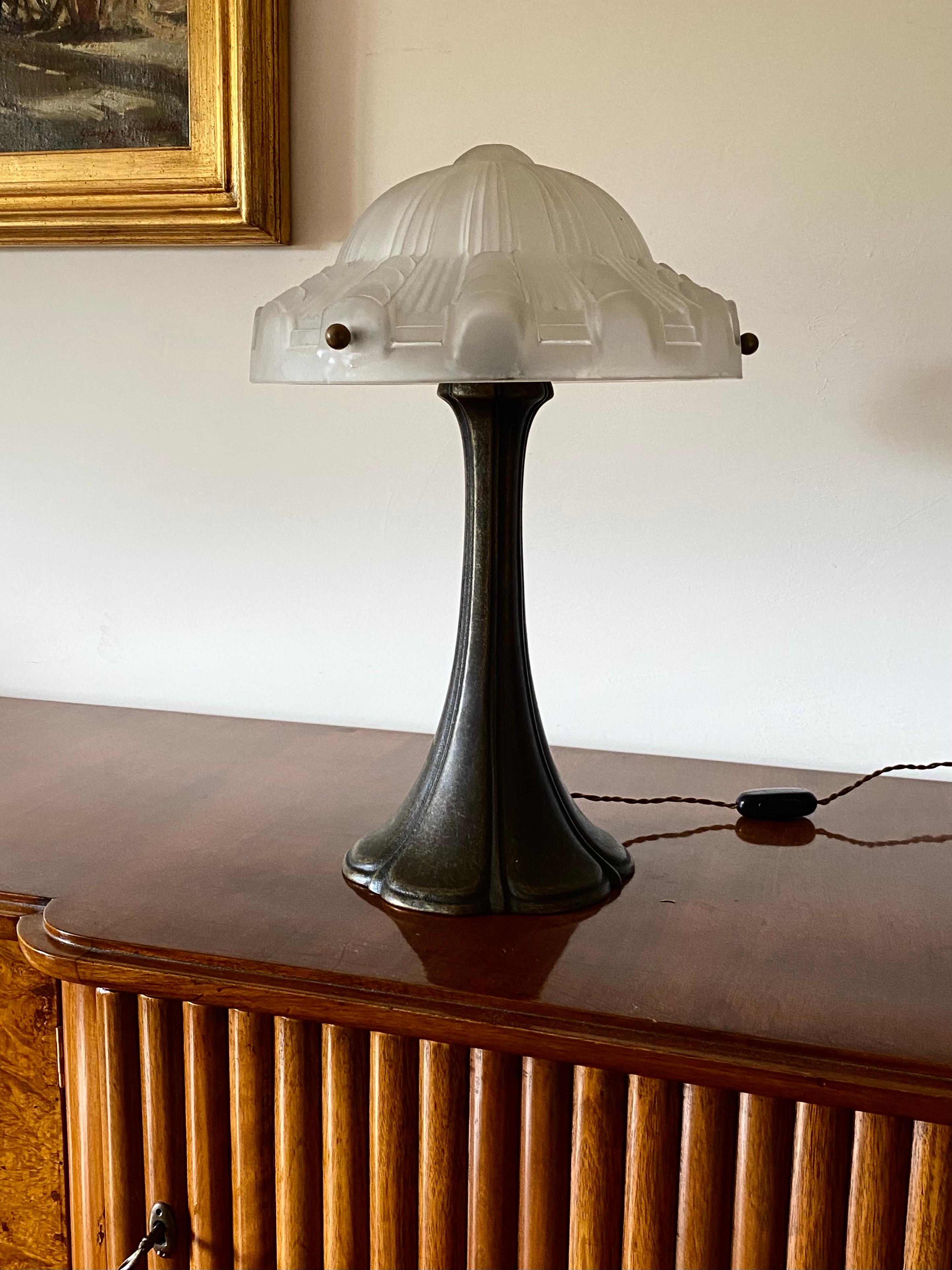 Italian Lampe de table Art déco en bronze, France vers les années 1930 en vente
