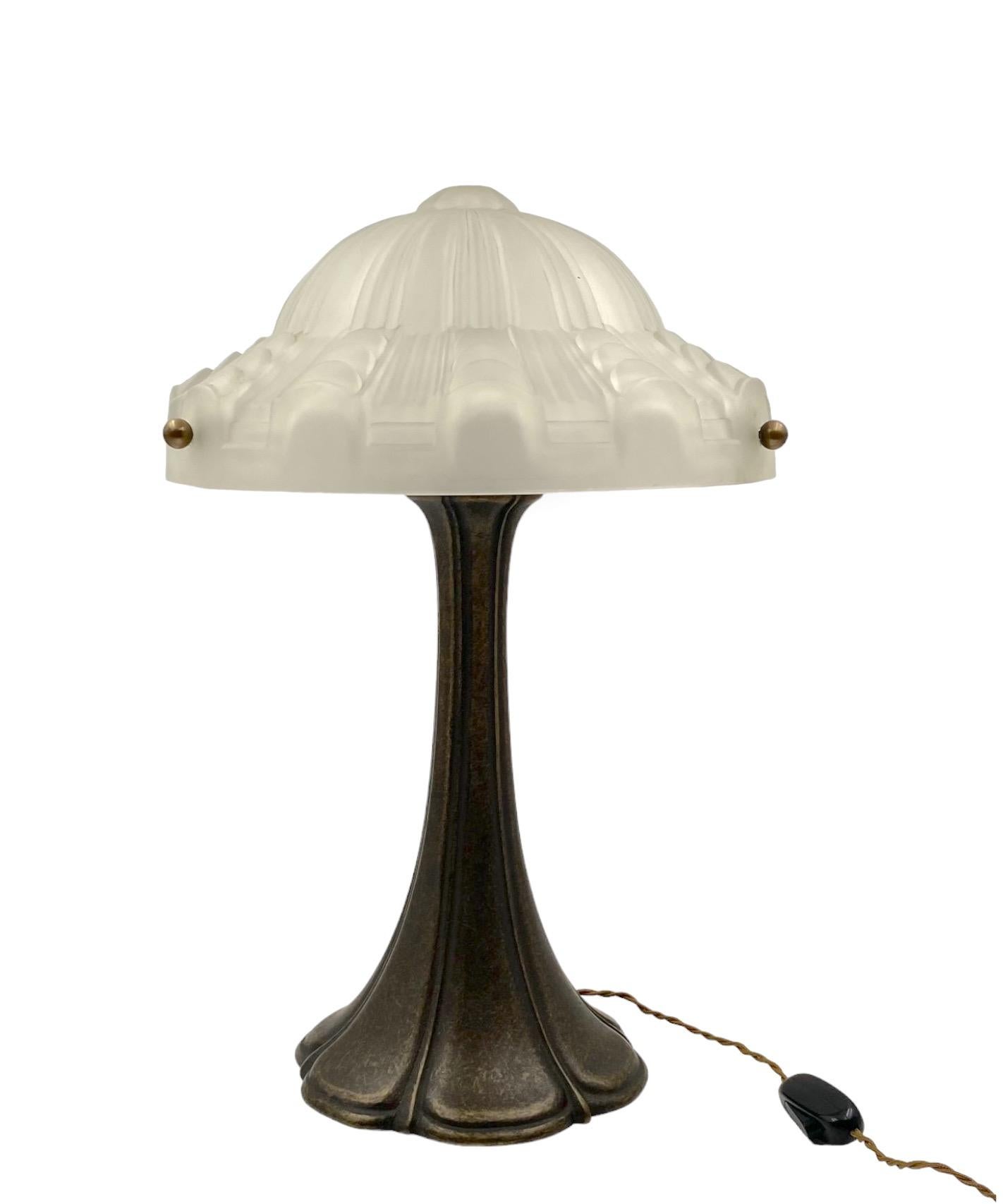 Lampe de table Art déco en bronze, France vers les années 1930 en vente 2