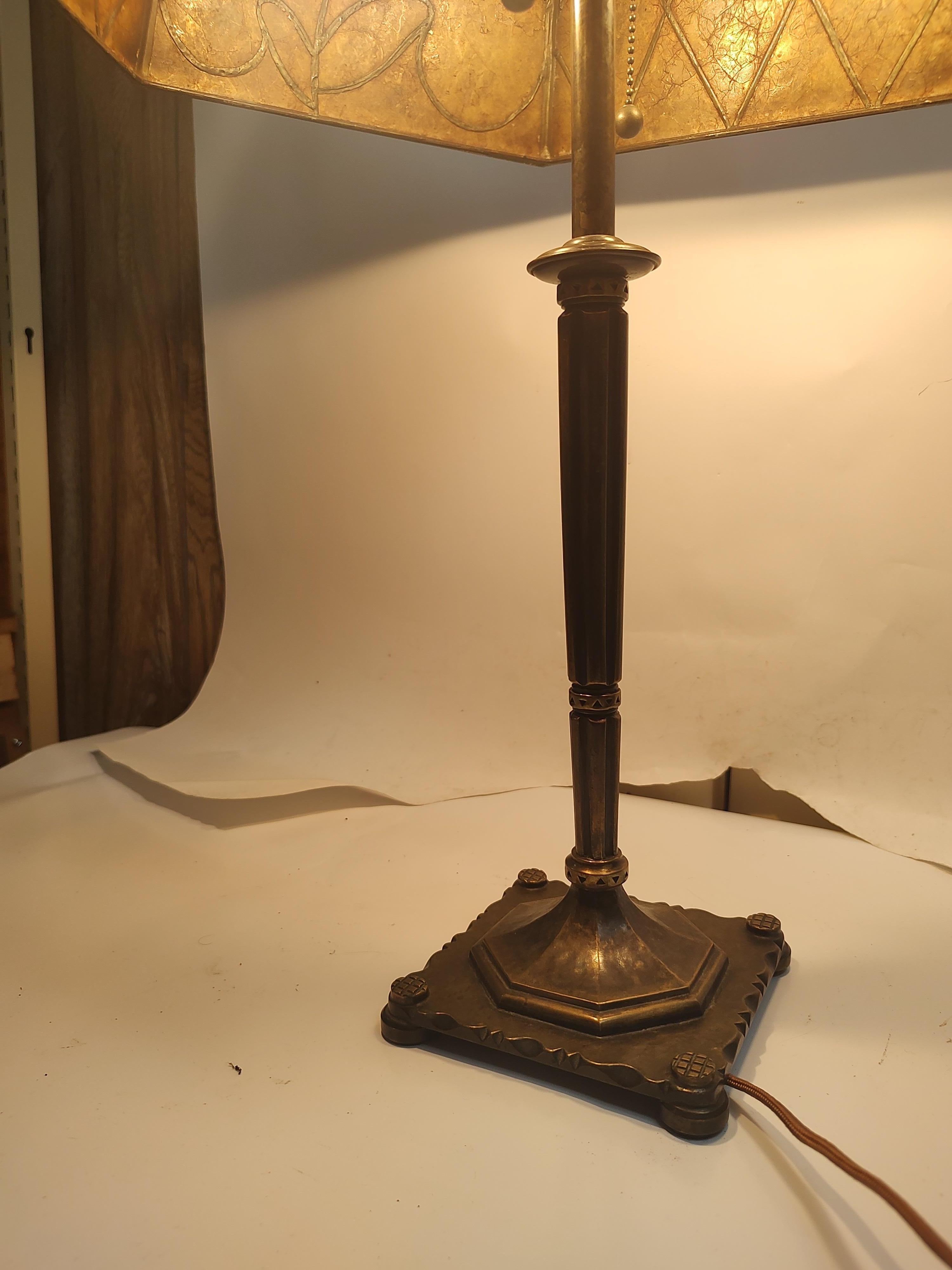 Art Deco Bronze Table Lamp with a Stylized Mica Shade by Oscar Bach For Sale 5