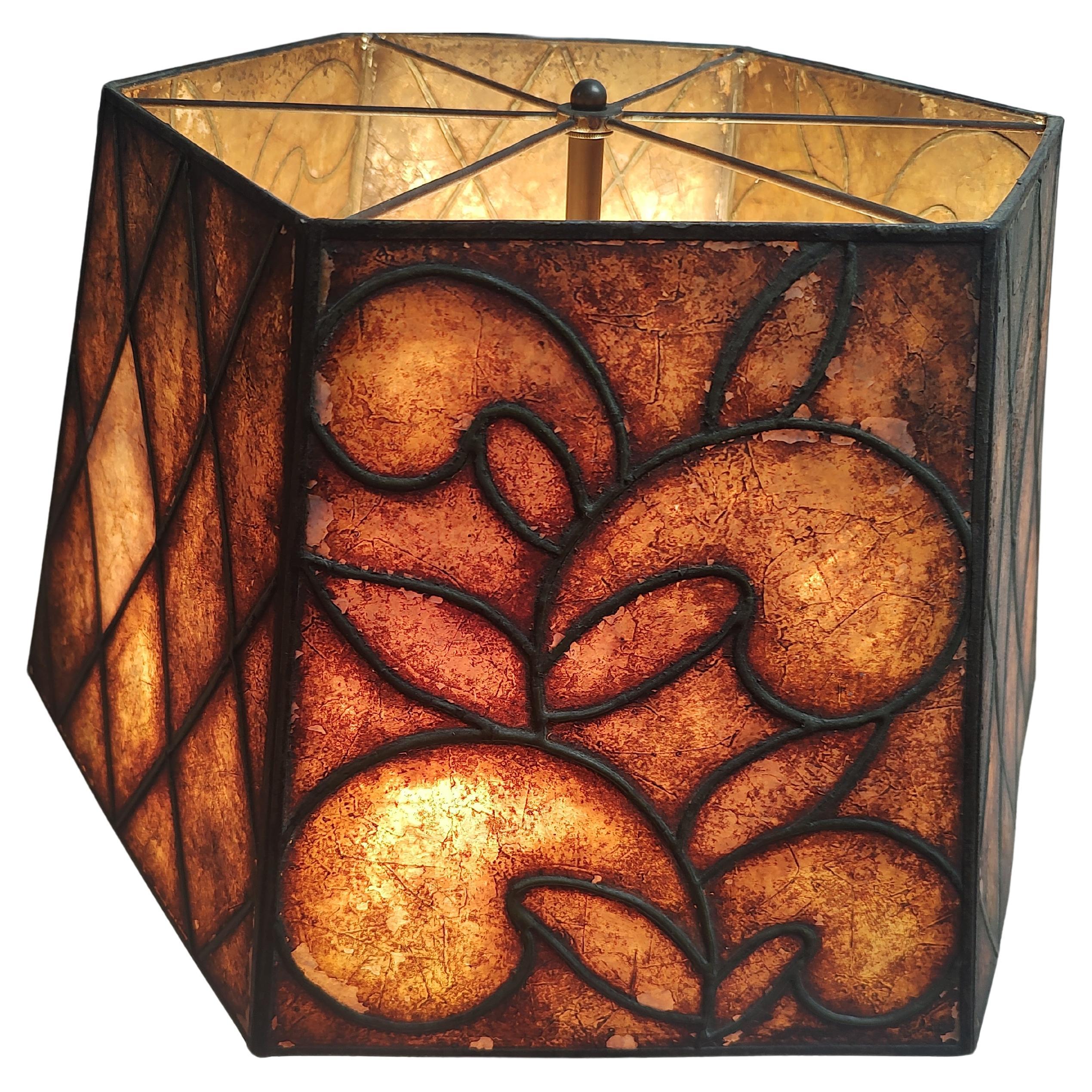 Favolosa lampada da tavolo Art Déco in bronzo con paralume in mica d'epoca attribuita a Oscar Bach. L'ombra è stata  restaurato, con lievi perdite di colore. Il paralume è a sei lati con un motivo floreale stilizzato su tre lati e un motivo a rombi