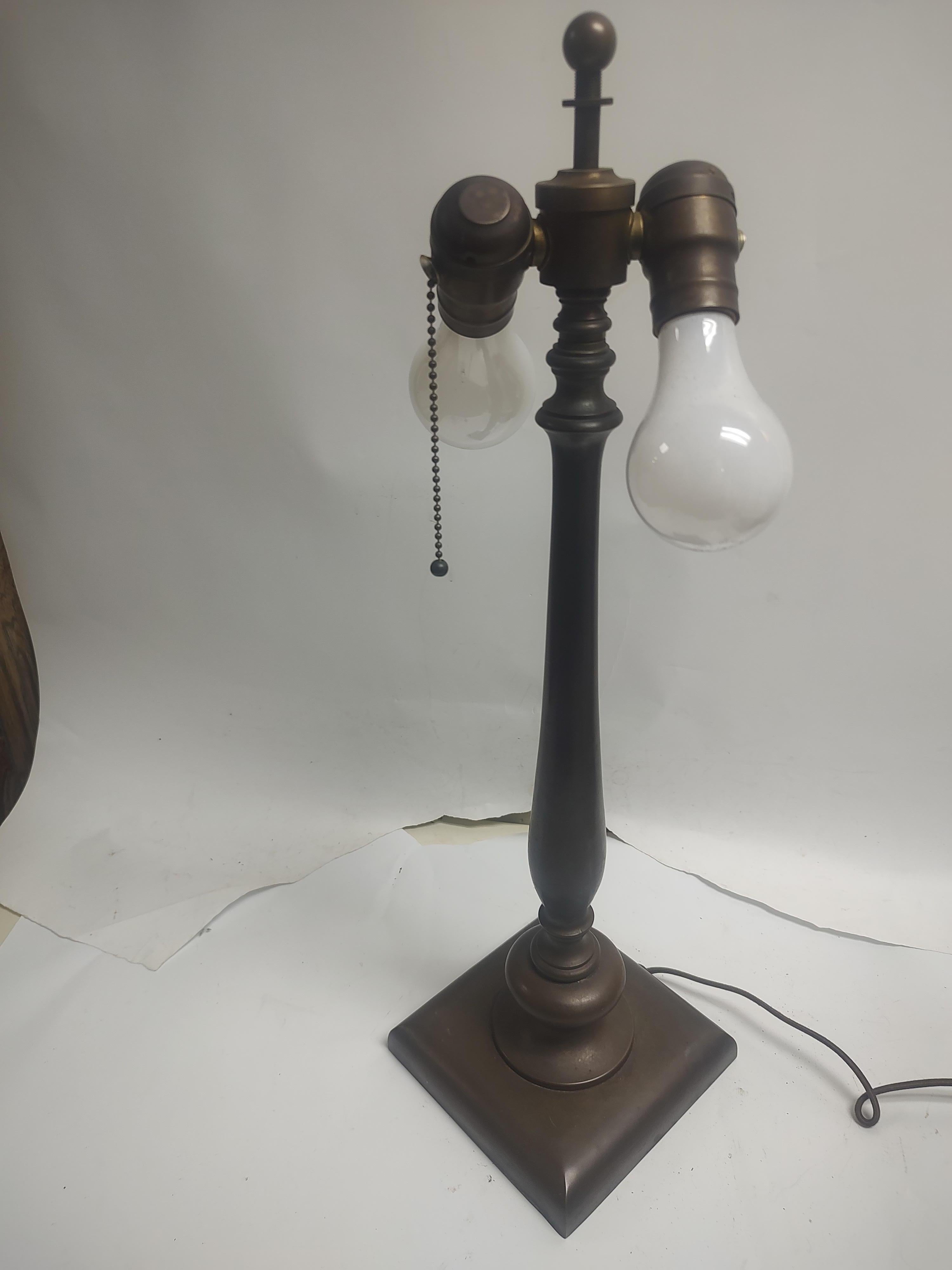 Art-Déco-Tischlampe aus Bronze mit stilisiertem Metallgeflechtschirm aus Metall, Arts and Crafts im Angebot 3