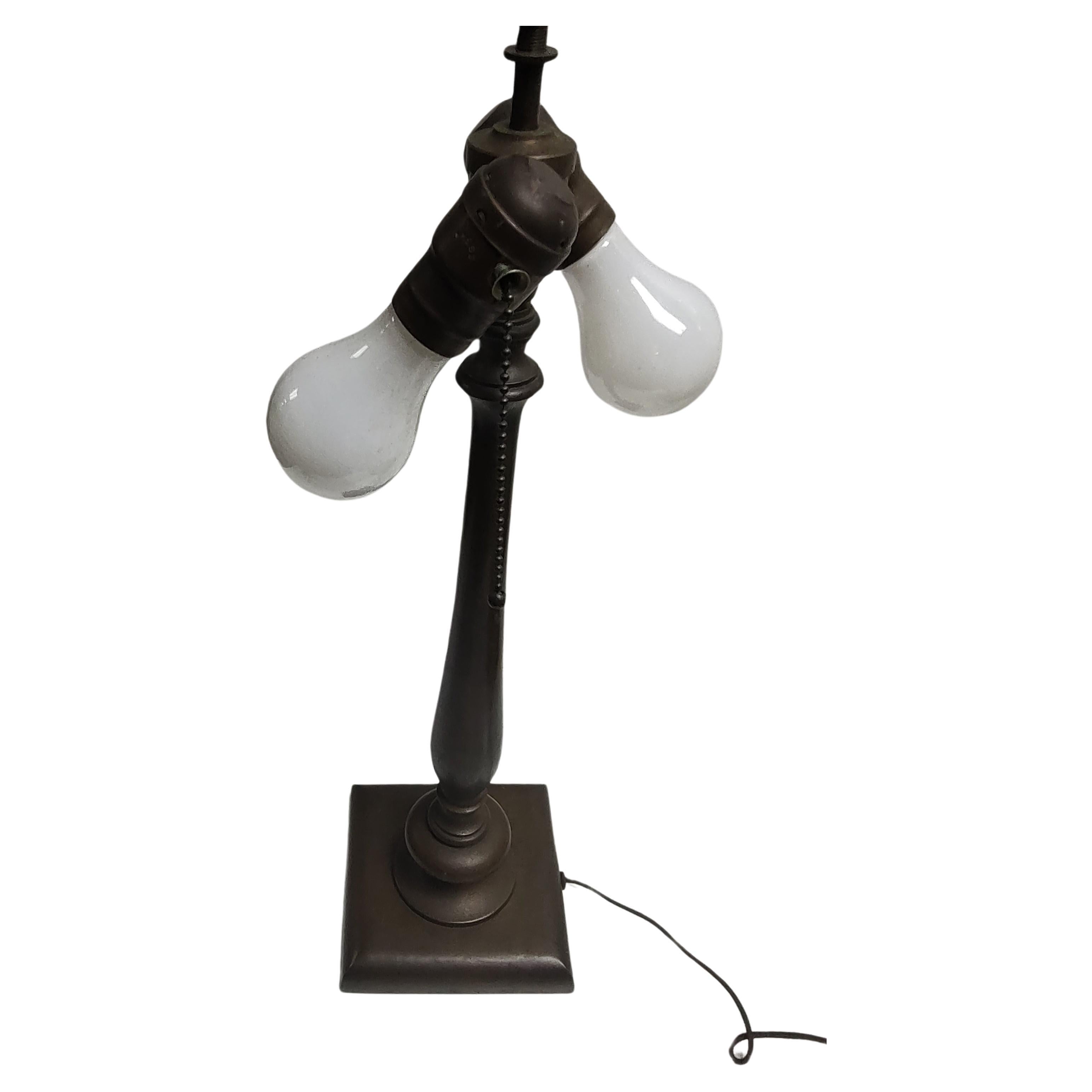 Art-Déco-Tischlampe aus Bronze mit stilisiertem Metallgeflechtschirm aus Metall, Arts and Crafts im Zustand „Gut“ im Angebot in Port Jervis, NY