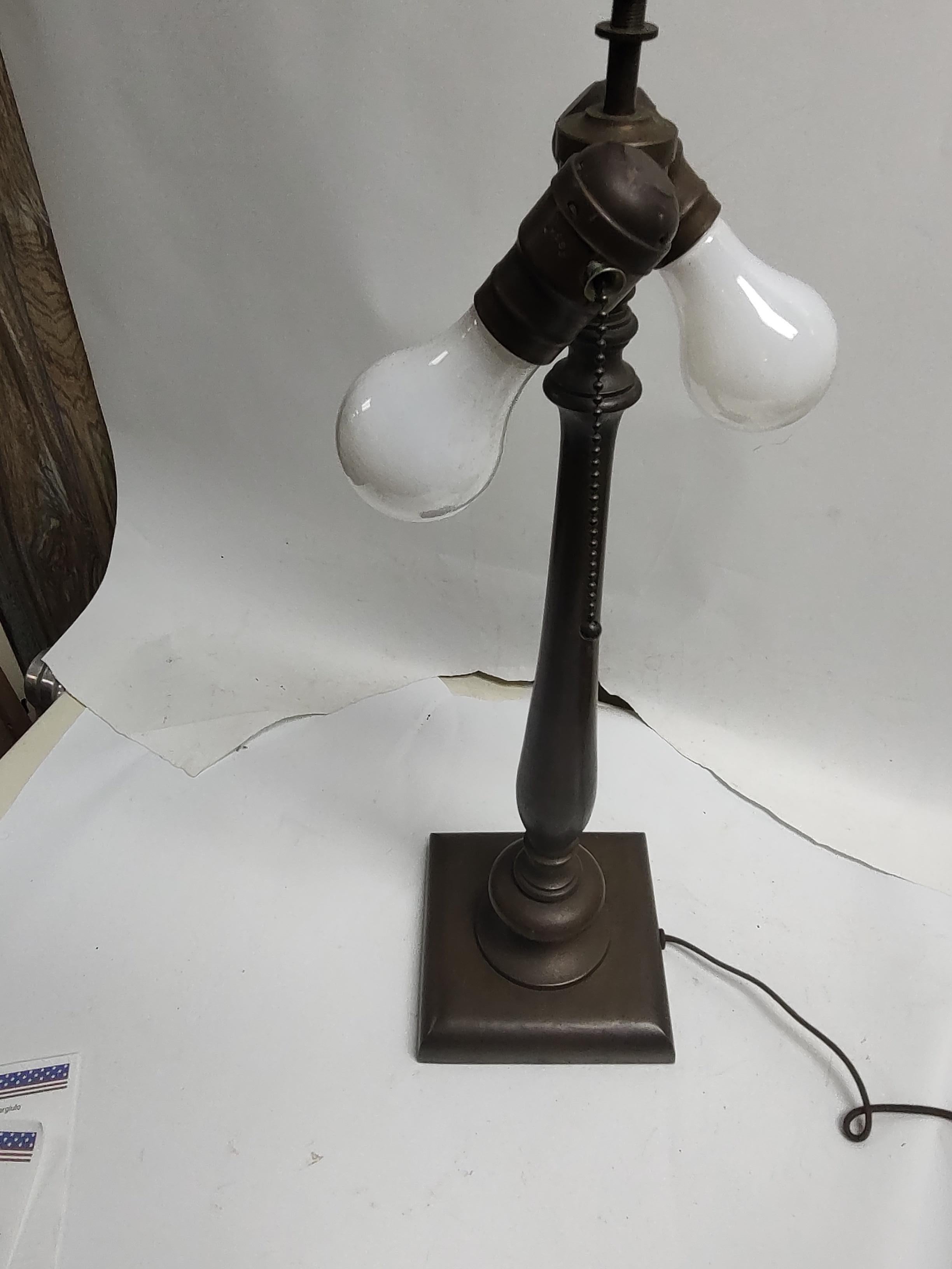 Art-Déco-Tischlampe aus Bronze mit stilisiertem Metallgeflechtschirm aus Metall, Arts and Crafts im Angebot 1