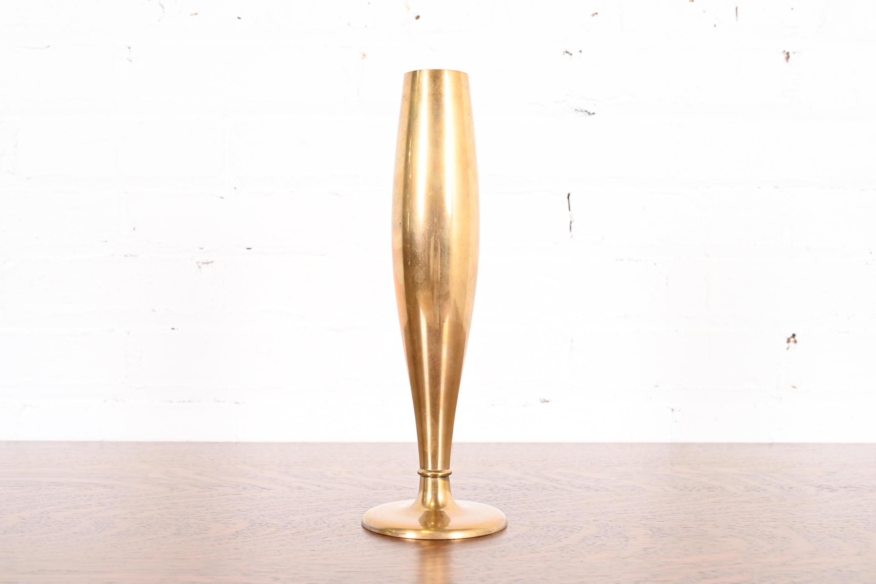 Un bellissimo vaso a bocciolo alto in bronzo lucido di epoca Art Deco

Da Dirilyte

USA, circa anni '40

Misure: 3,75 