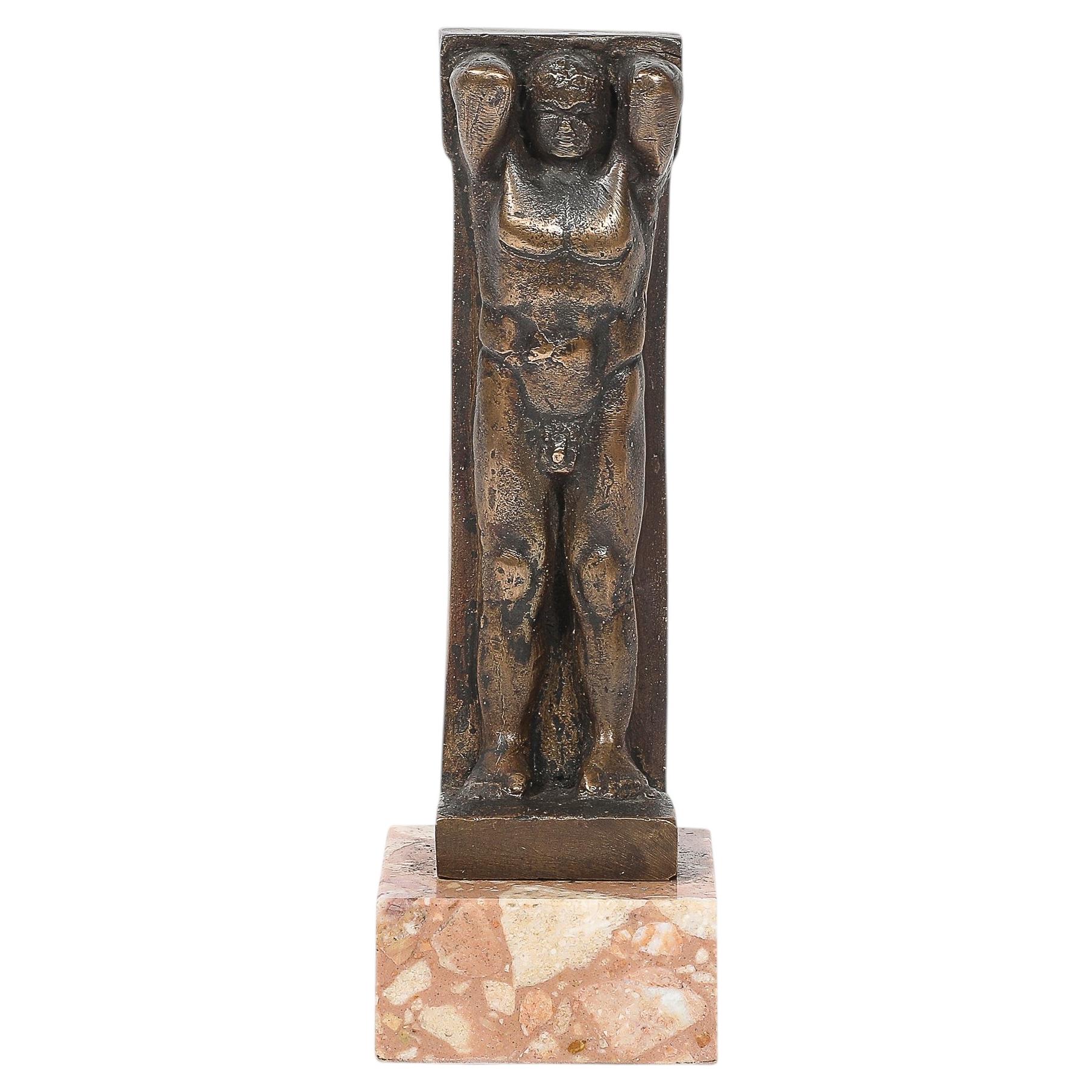 Art-déco-Skulptur eines Telamons aus Bronze auf einem geradlinigen Sockel aus mehrfarbigem, rosafarbenem Marmor