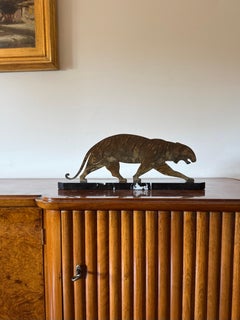 Sculpture Art déco en bronze représentant un tigre, France, vers 1930