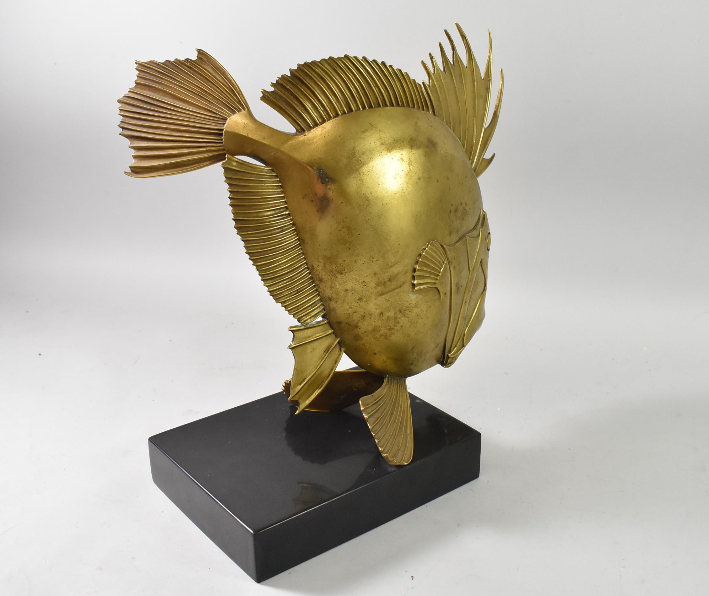 Simone Marye (1890-1961) era un'artista francese che amava gli animali. Questo pesce tropicale Art Deco in bronzo è firmato 