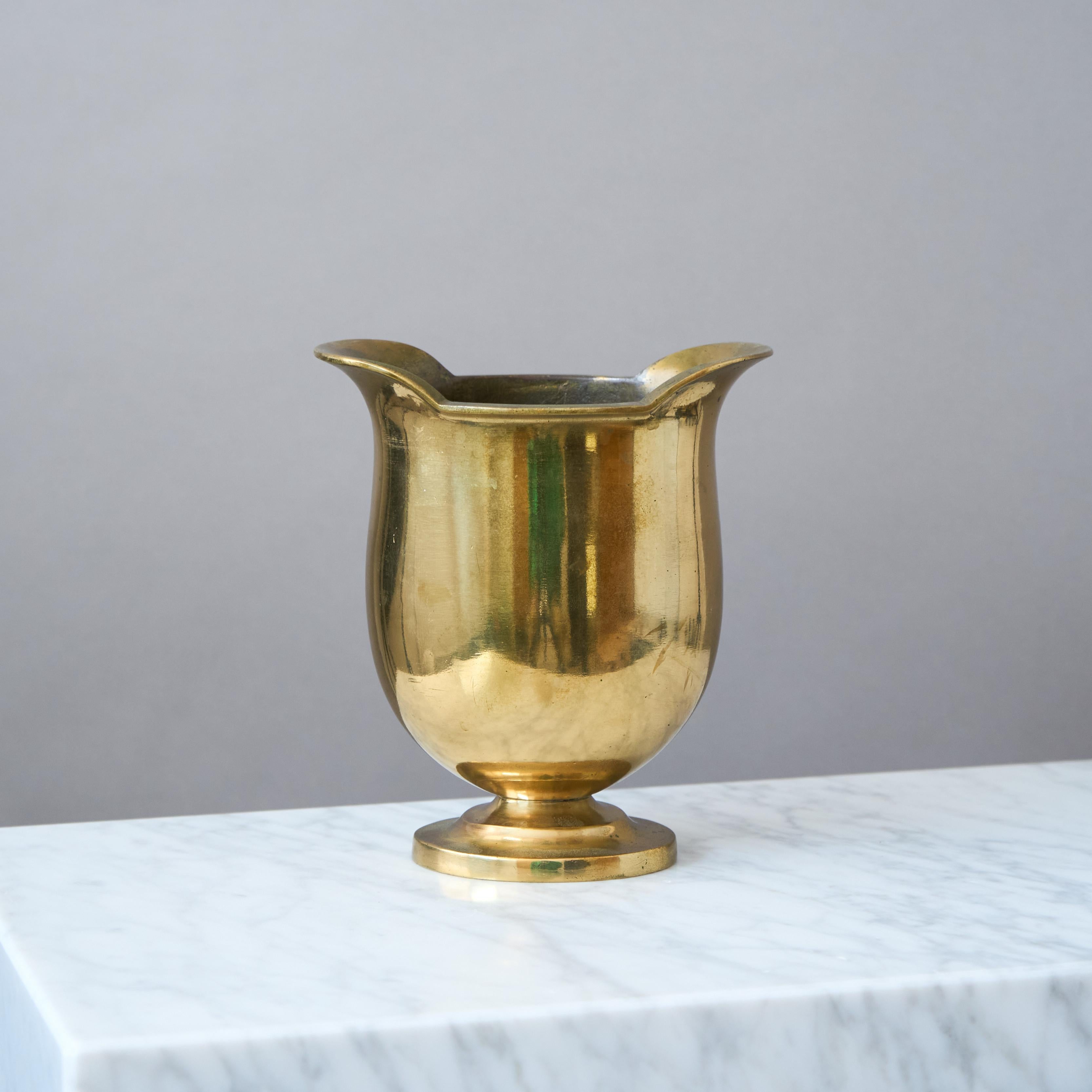 Un bellissimo vaso in bronzo lucido con una patina incredibile. 
Art Deco / Swedish Grace. 
Realizzata da GAB Guldsmedsaktiebolaget, Svezia, anni '30.  

Ottime condizioni, con qualche leggero graffio.
Timbro 