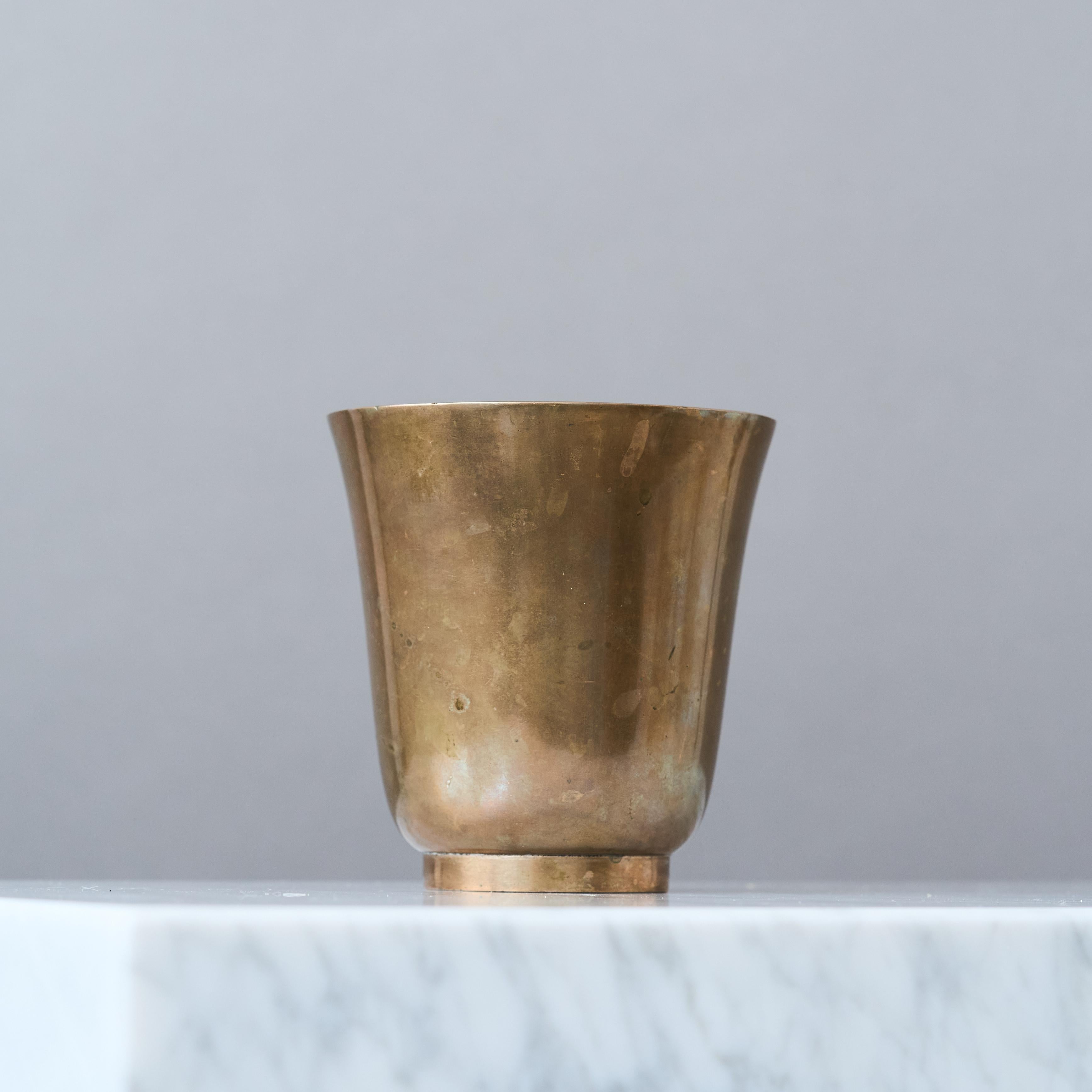 Un precioso jarrón de bronce con una pátina asombrosa. 
Fabricado por GAB Guldsmedsaktiebolaget, Suecia, años 30.  

Buen estado, algunos ligeros arañazos, rozaduras y desgaste de la pátina.  
Con el sello 