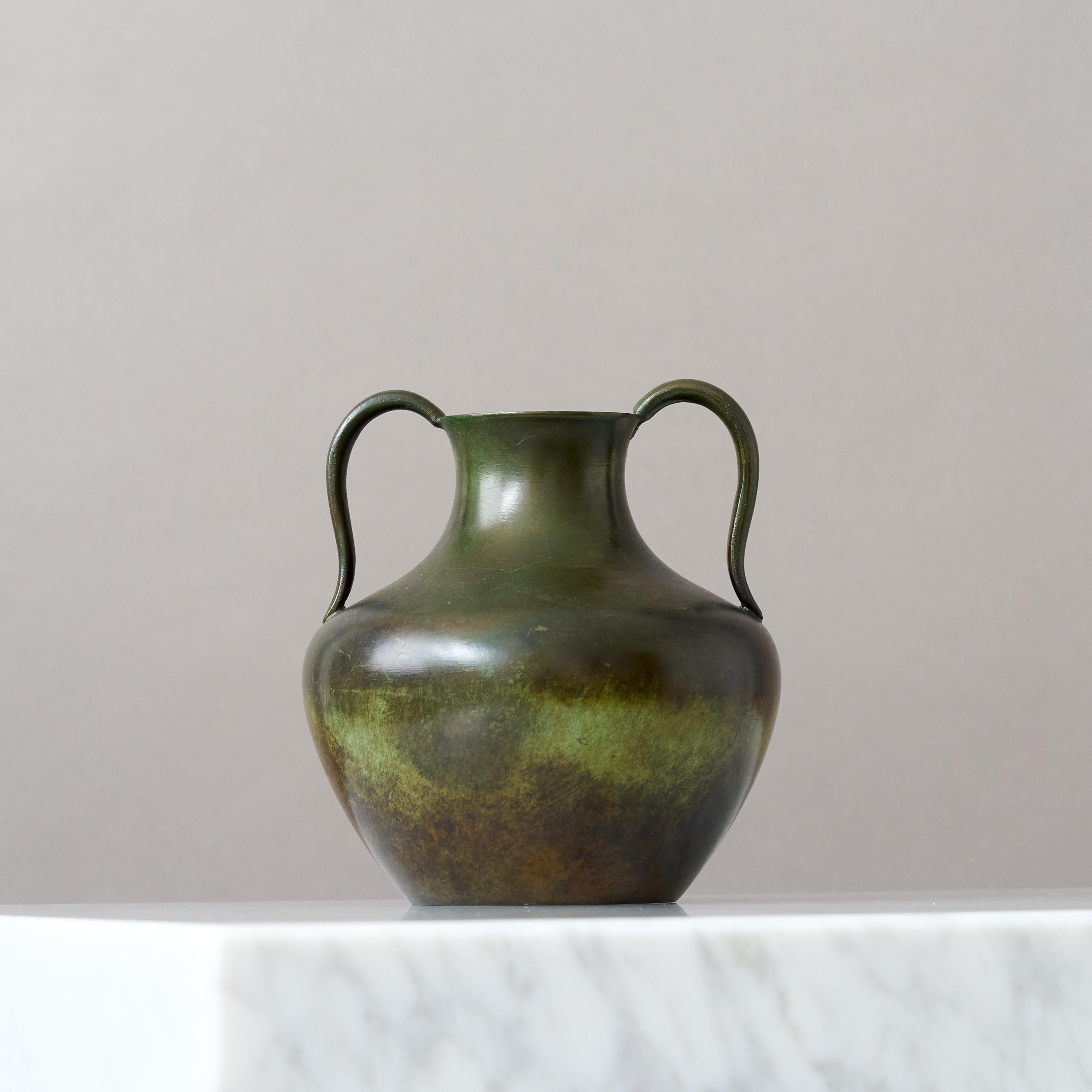 Un bellissimo vaso di bronzo con un'incredibile patina. 
Realizzata da GAB Guldsmedsaktiebolaget, Svezia, anni '30.  

Buone condizioni, alcuni leggeri graffi, scalfitture e usura della patina.  
Timbro 