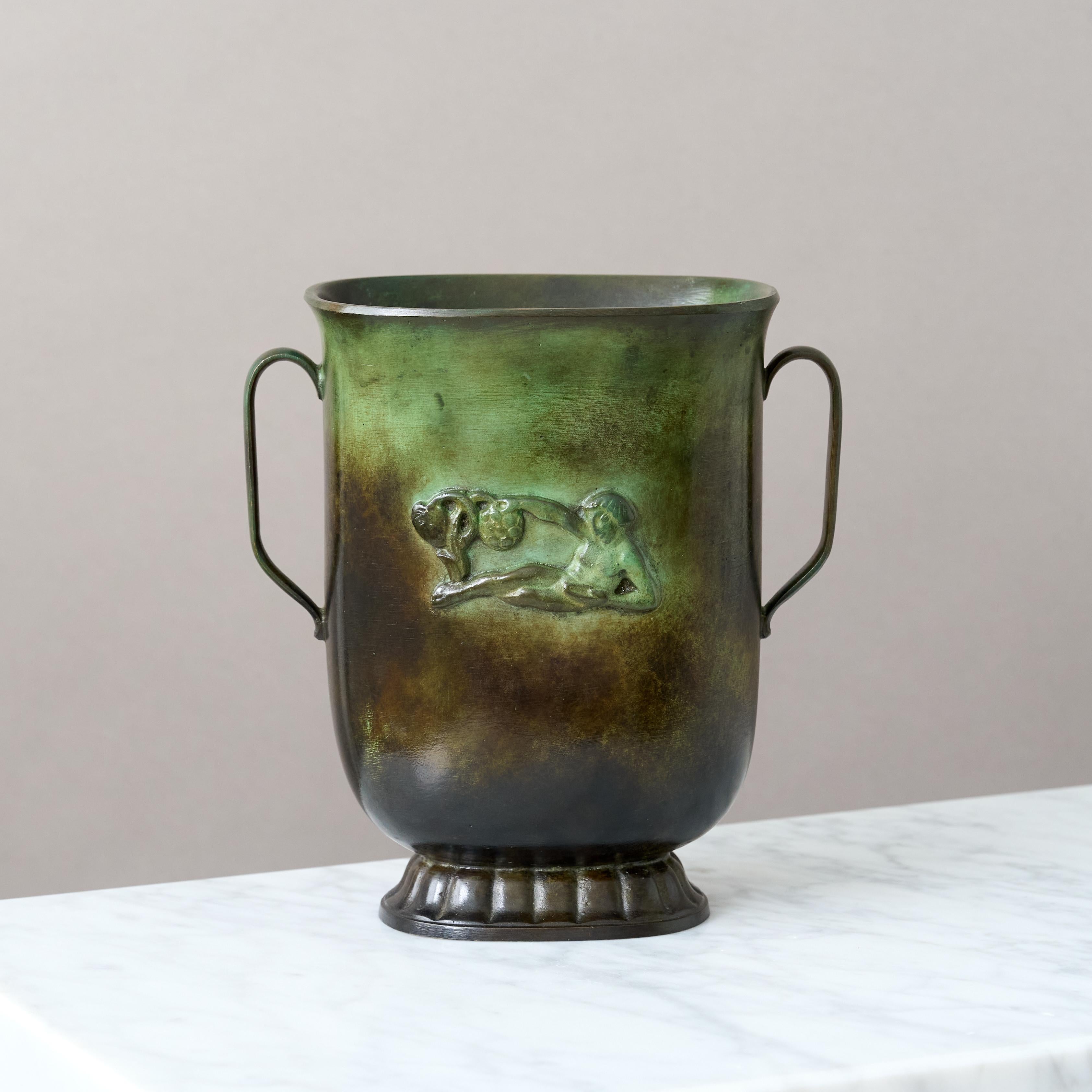 Un grande e bellissimo vaso in bronzo con un'incredibile patina. 
Realizzata da GAB Guldsmedsaktiebolaget, Svezia, anni '30.  

Ottime condizioni, con solo qualche leggero graffio.
Timbro 