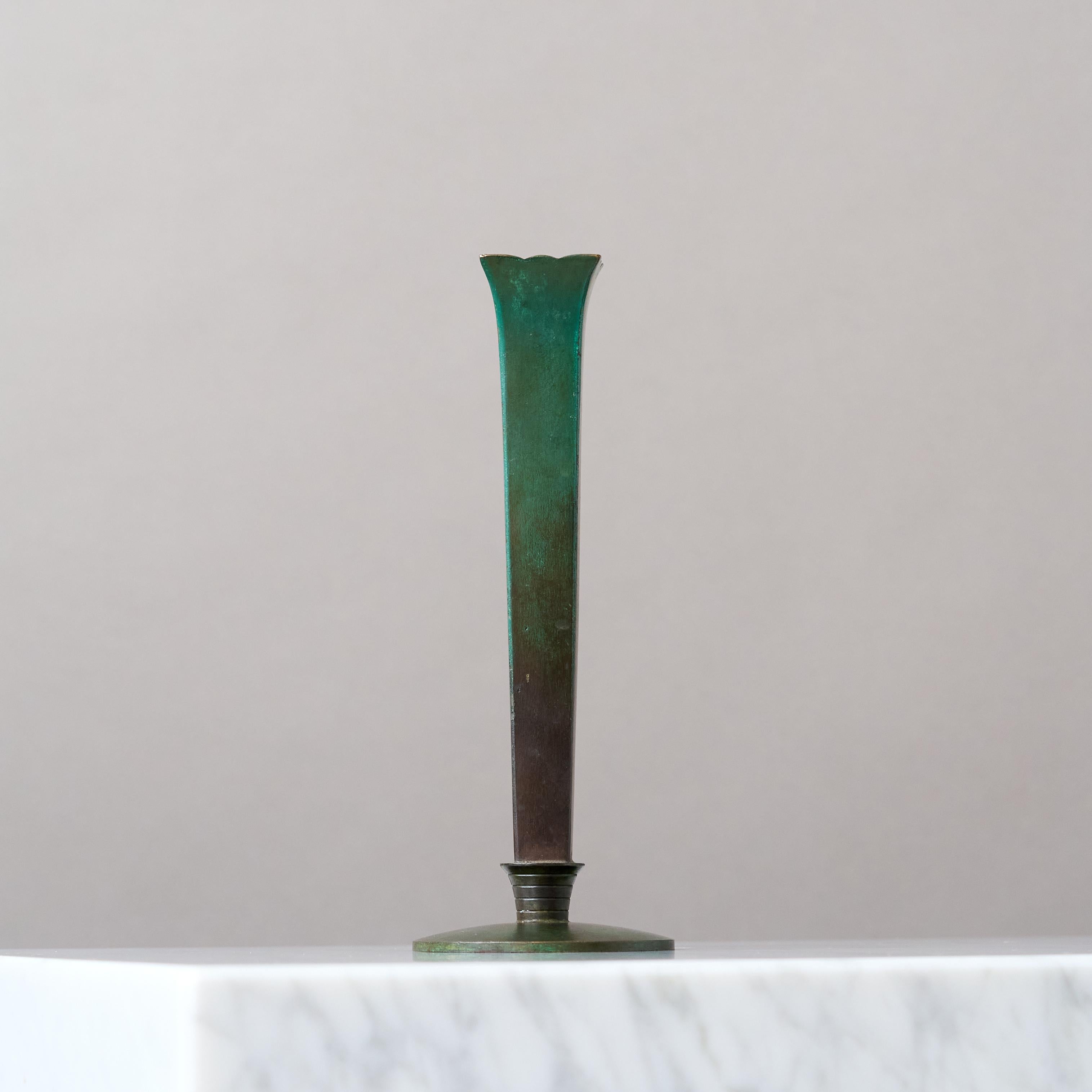 A large and beautiful Art Deco / Swedish Grace bronze vase with amazing patina. 
Made by GAB Guldsmedsaktiebolaget, Sweden, 1930s.  

Great condition, with only a few light scratches.
Stamped 'BRONS' and makers mark.

Guldsmedsaktiebolaget (GAB) was