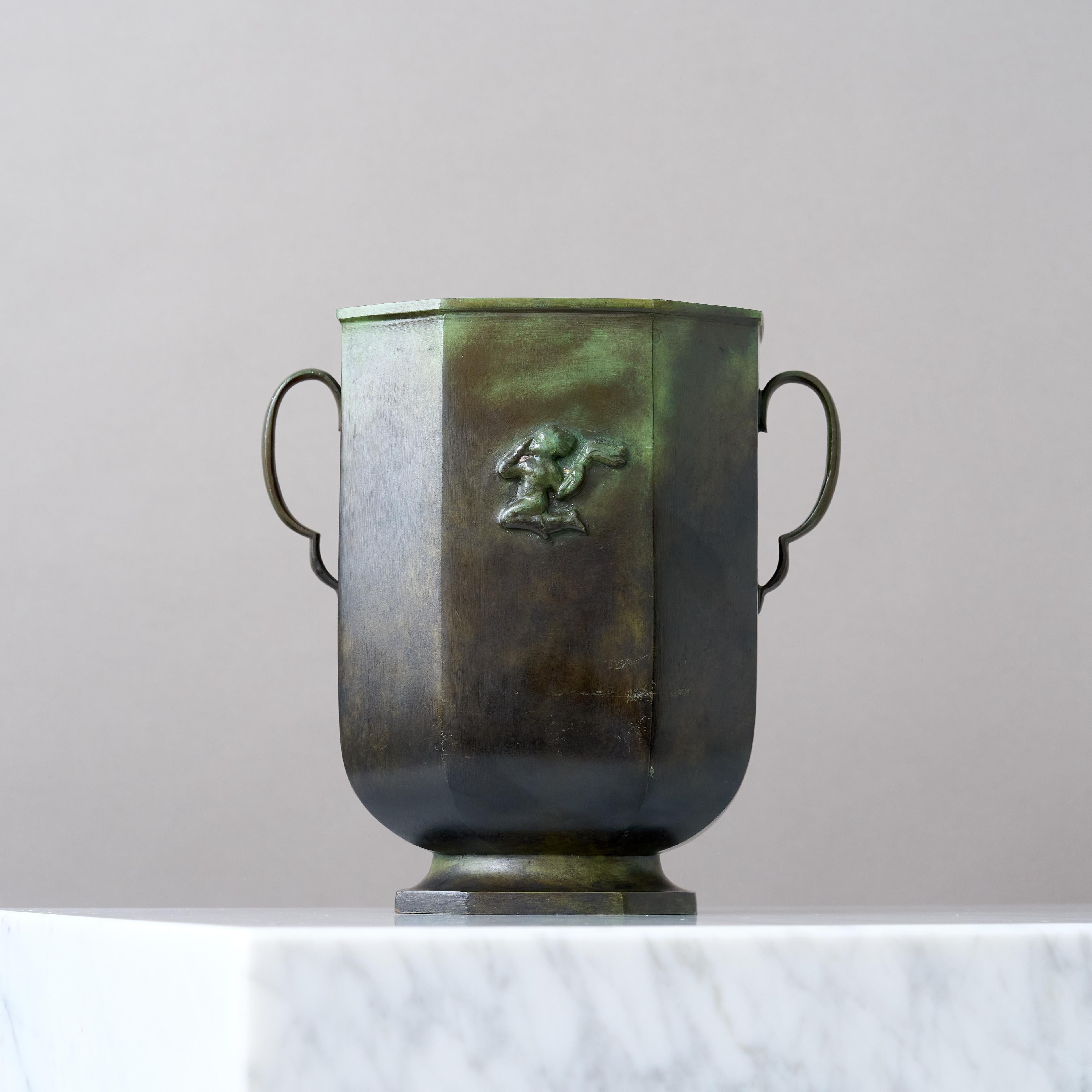 Eine große und schöne Bronzevase mit erstaunlicher Patina. 
Hergestellt von GAB Guldsmedsaktiebolaget, Schweden, 1930er Jahre.  

Toller Zustand, mit nur ein paar leichten Kratzern.
Gestempelt 'BRONS' und Herstellerzeichen.

Guldsmedsaktiebolaget