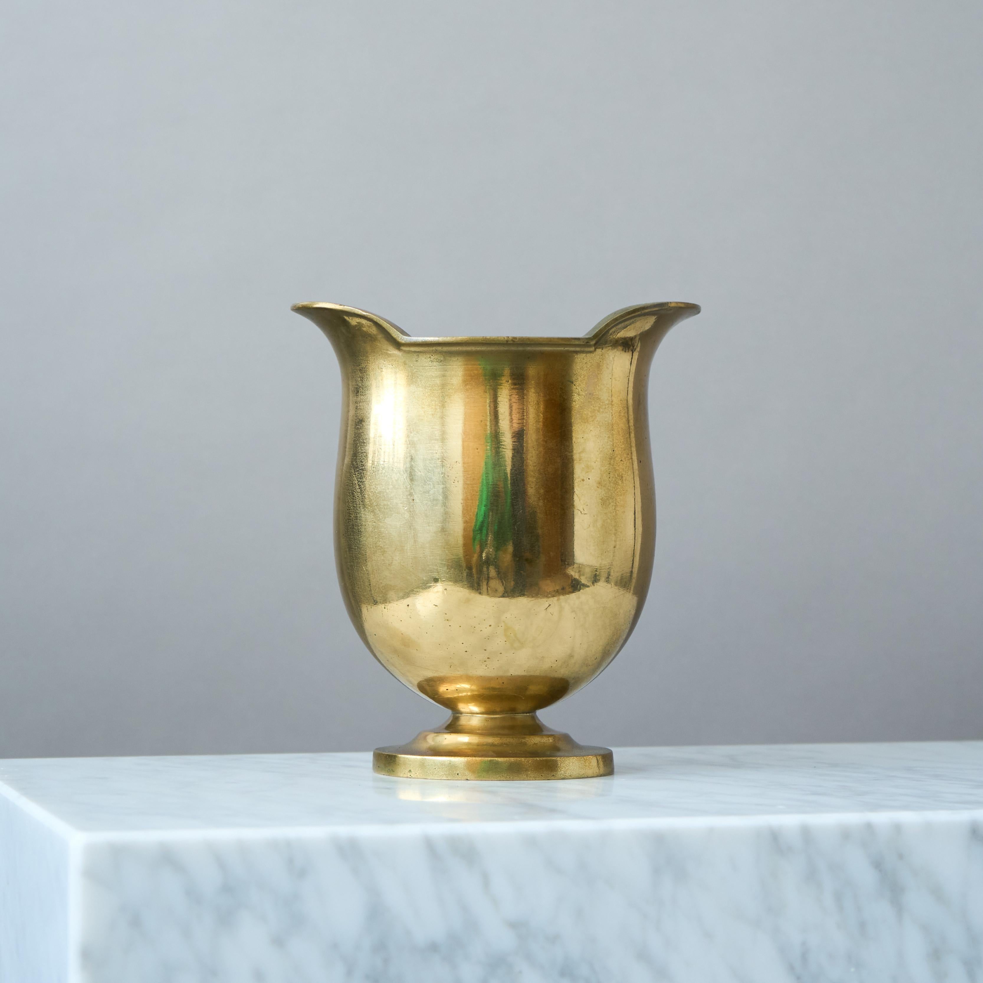 Scandinavo moderno Vaso in bronzo Art Deco di GAB Guldsmedsaktiebolaget, Svezia, anni '30 in vendita