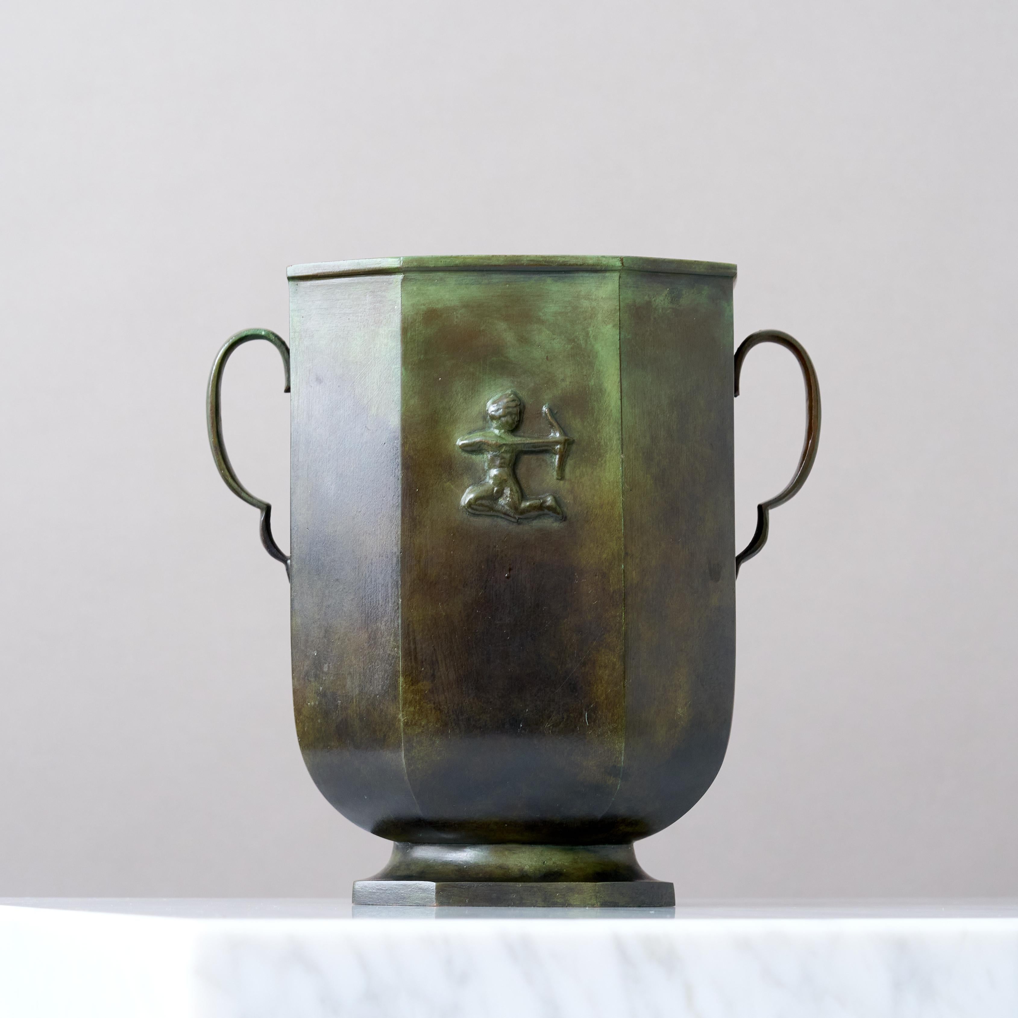 Art Deco Bronzevase von GAB Guldsmedsaktiebolaget, Schweden, 1930er Jahre. (Art déco) im Angebot