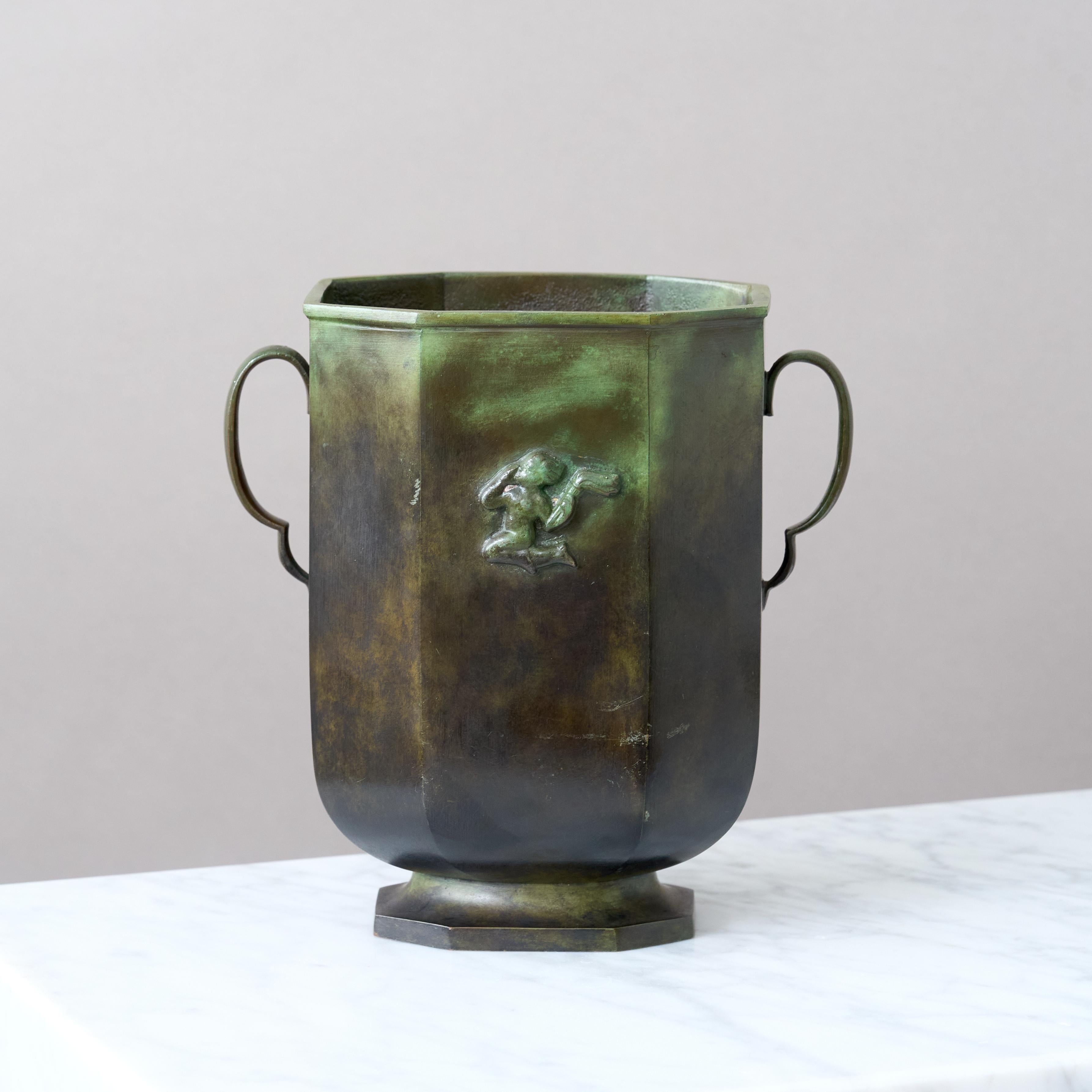 Art Deco Bronzevase von GAB Guldsmedsaktiebolaget, Schweden, 1930er Jahre. (Schwedisch) im Angebot