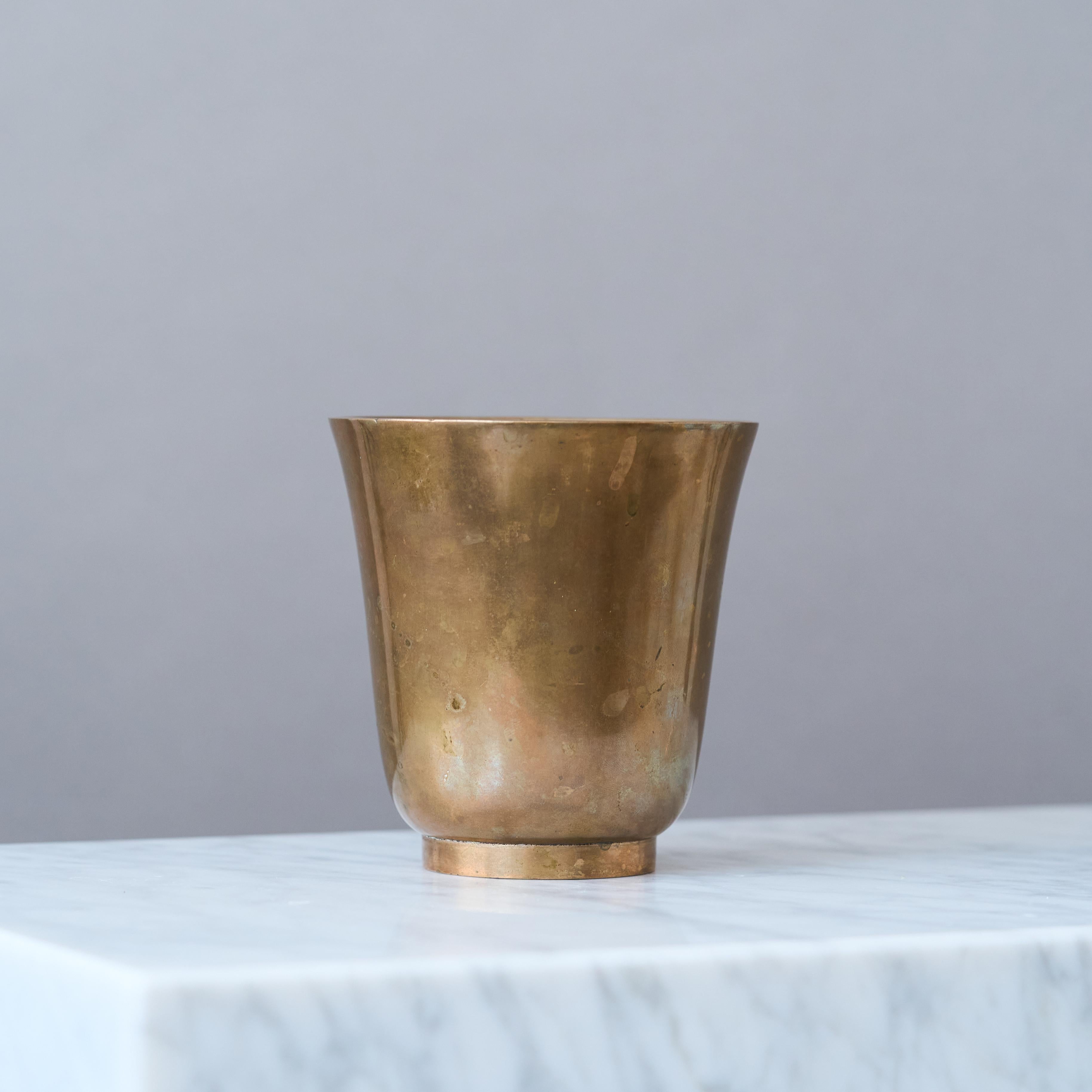 Jarrón Art Decó de bronce de GAB Guldsmedsaktiebolaget, Suecia, años 30 en Bueno estado para la venta en Malmö, SE