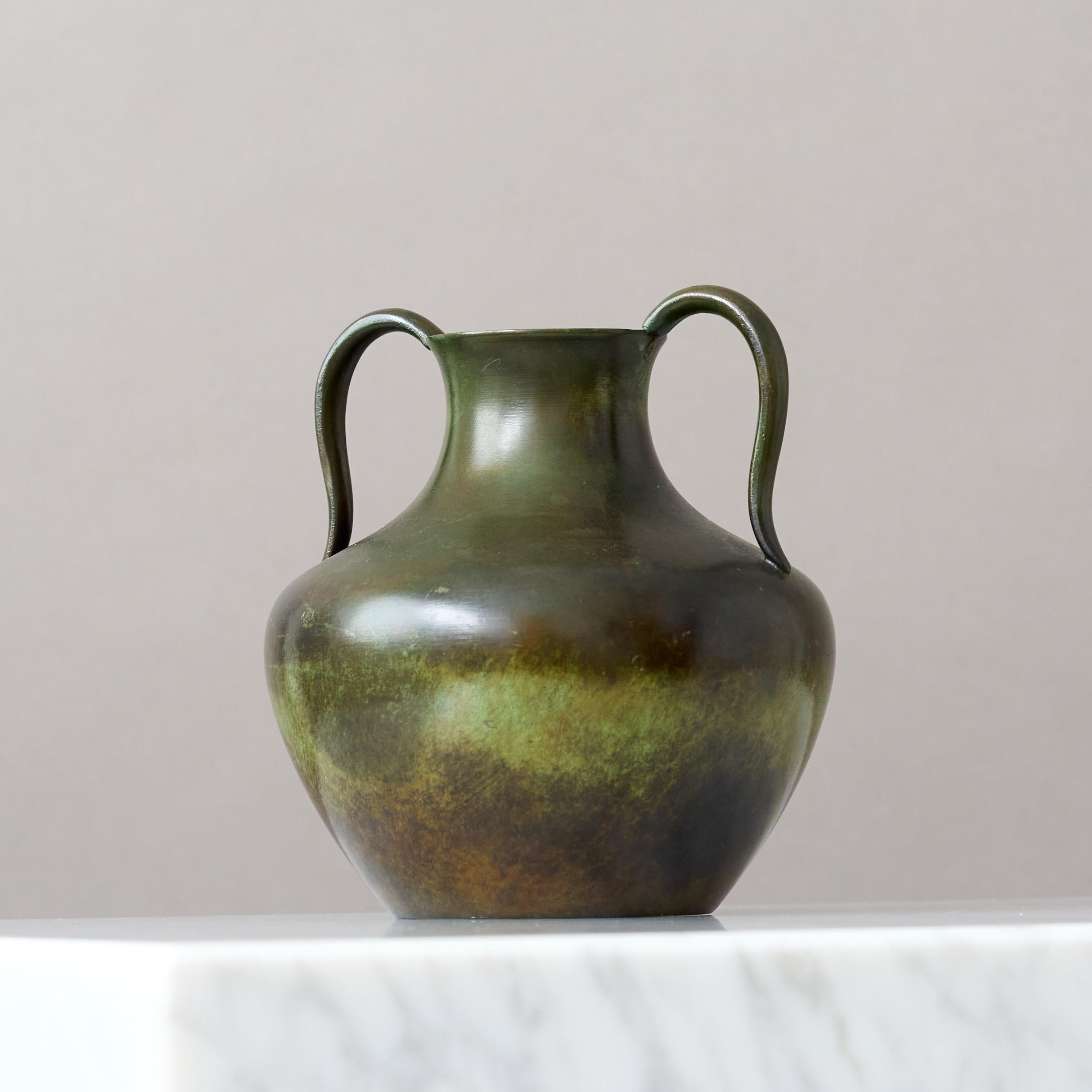 Vaso in bronzo Art Deco di GAB Guldsmedsaktiebolaget, Svezia, 1930. In condizioni buone in vendita a Malmö, SE