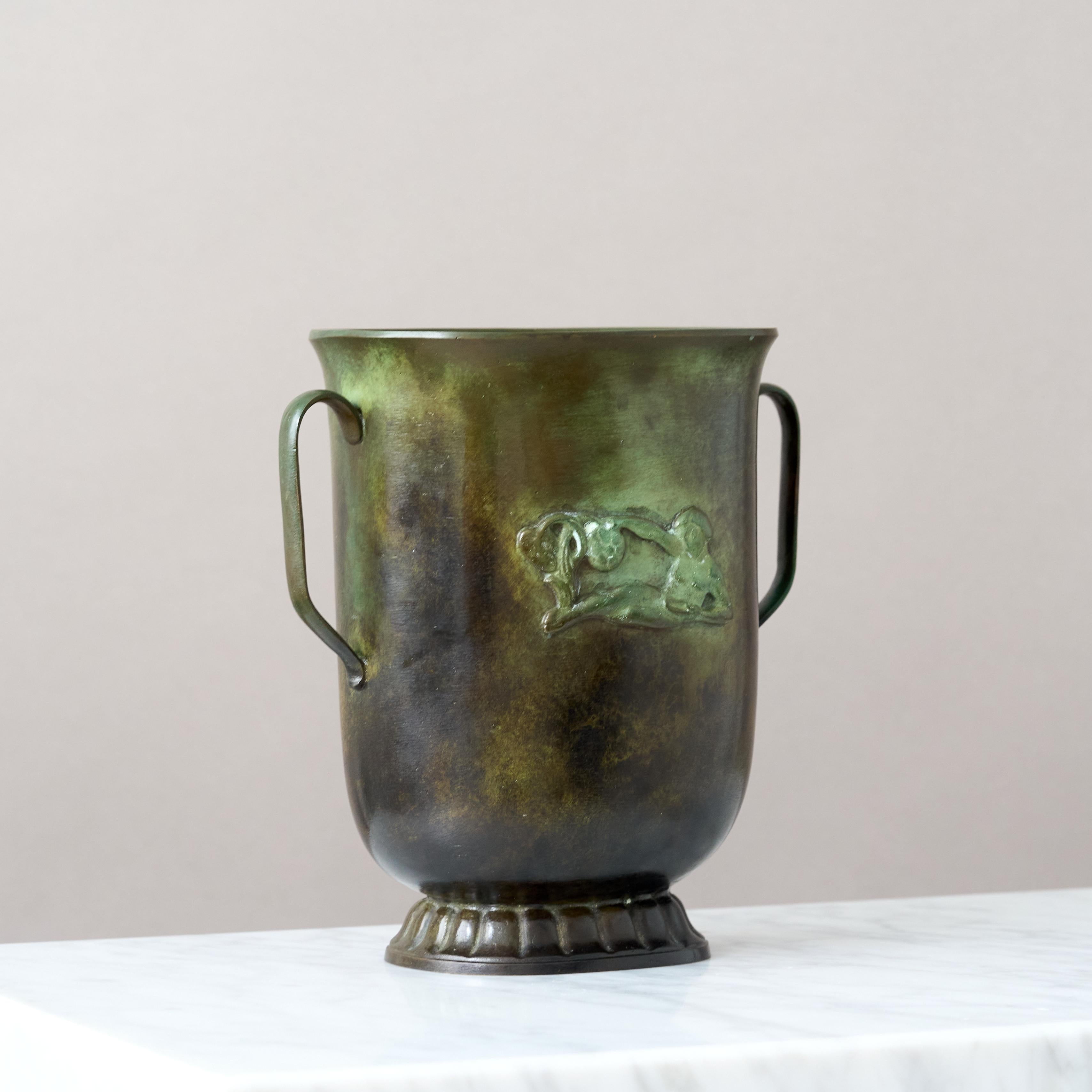 Vaso in bronzo Art Deco di GAB Guldsmedsaktiebolaget, Svezia, 1930. In condizioni buone in vendita a Malmö, SE