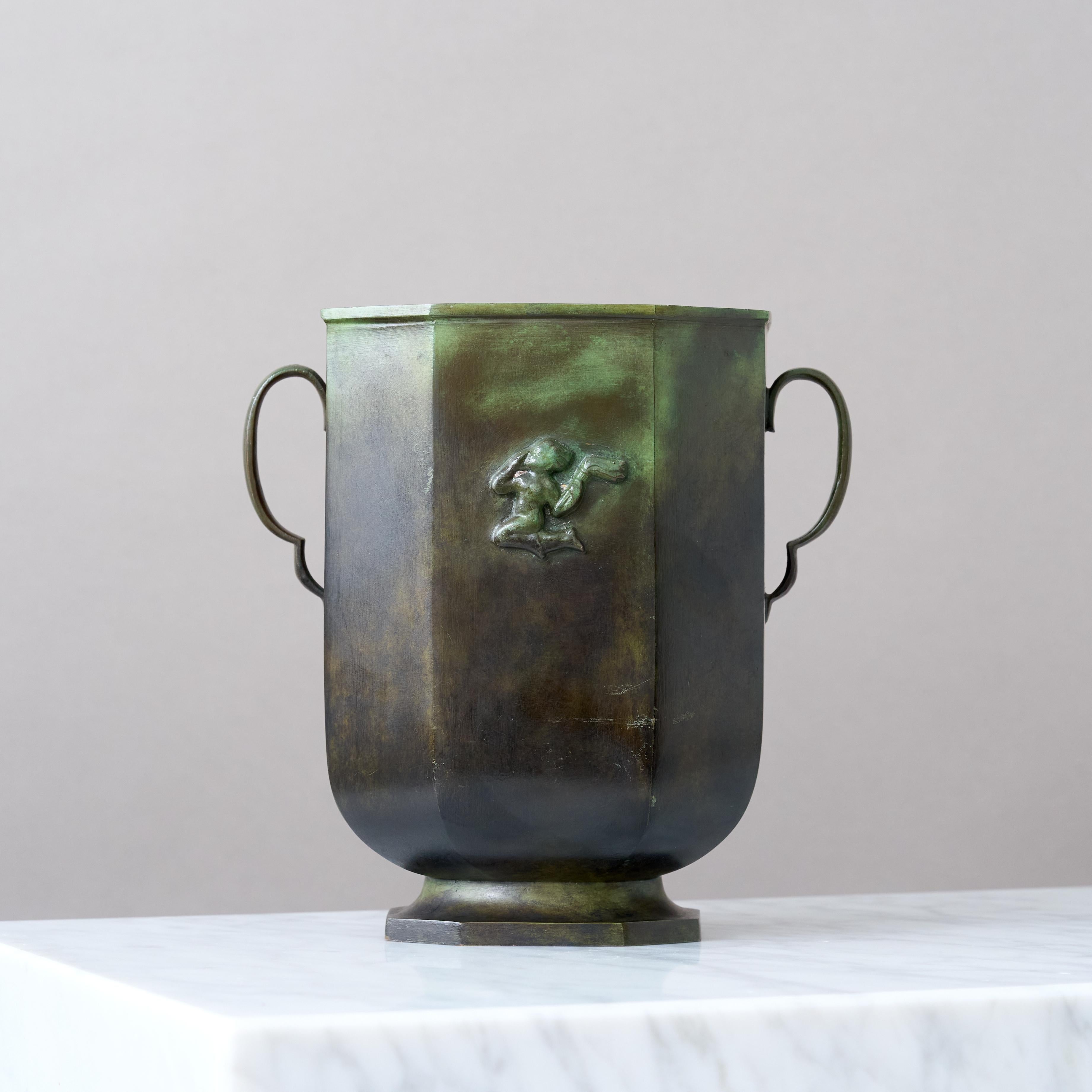 Art Deco Bronzevase von GAB Guldsmedsaktiebolaget, Schweden, 1930er Jahre. im Zustand „Gut“ im Angebot in Malmö, SE