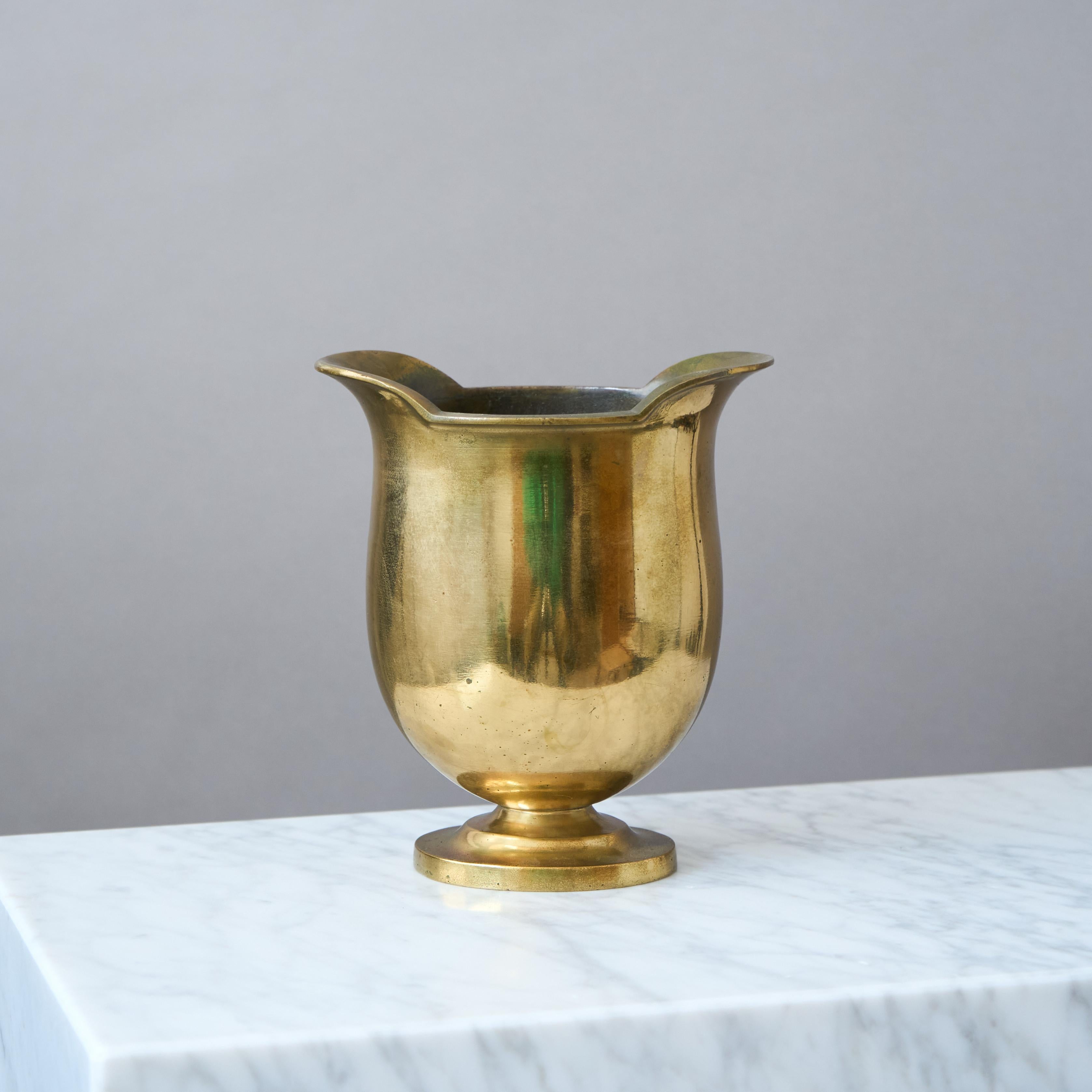 Metà XX secolo Vaso in bronzo Art Deco di GAB Guldsmedsaktiebolaget, Svezia, anni '30 in vendita