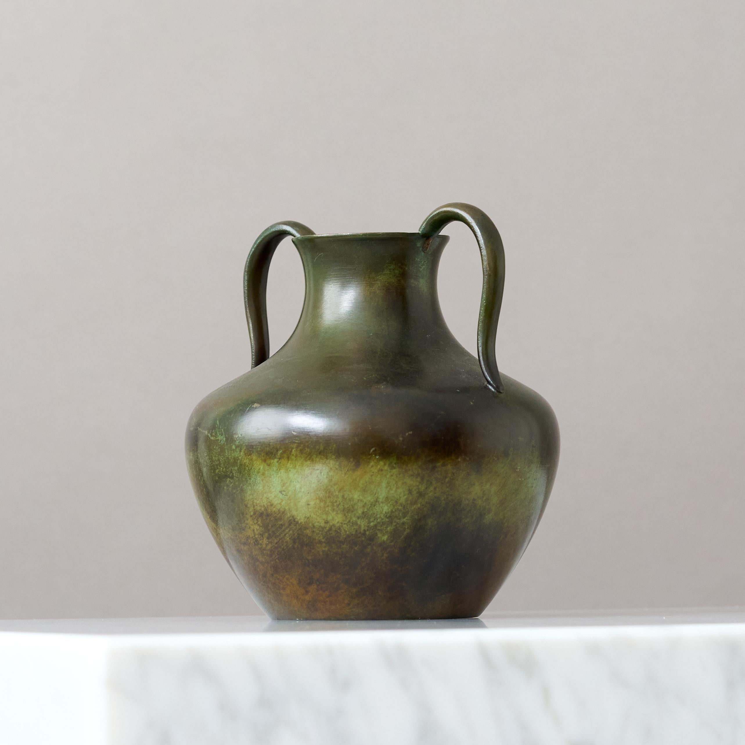 Metà XX secolo Vaso in bronzo Art Deco di GAB Guldsmedsaktiebolaget, Svezia, 1930. in vendita