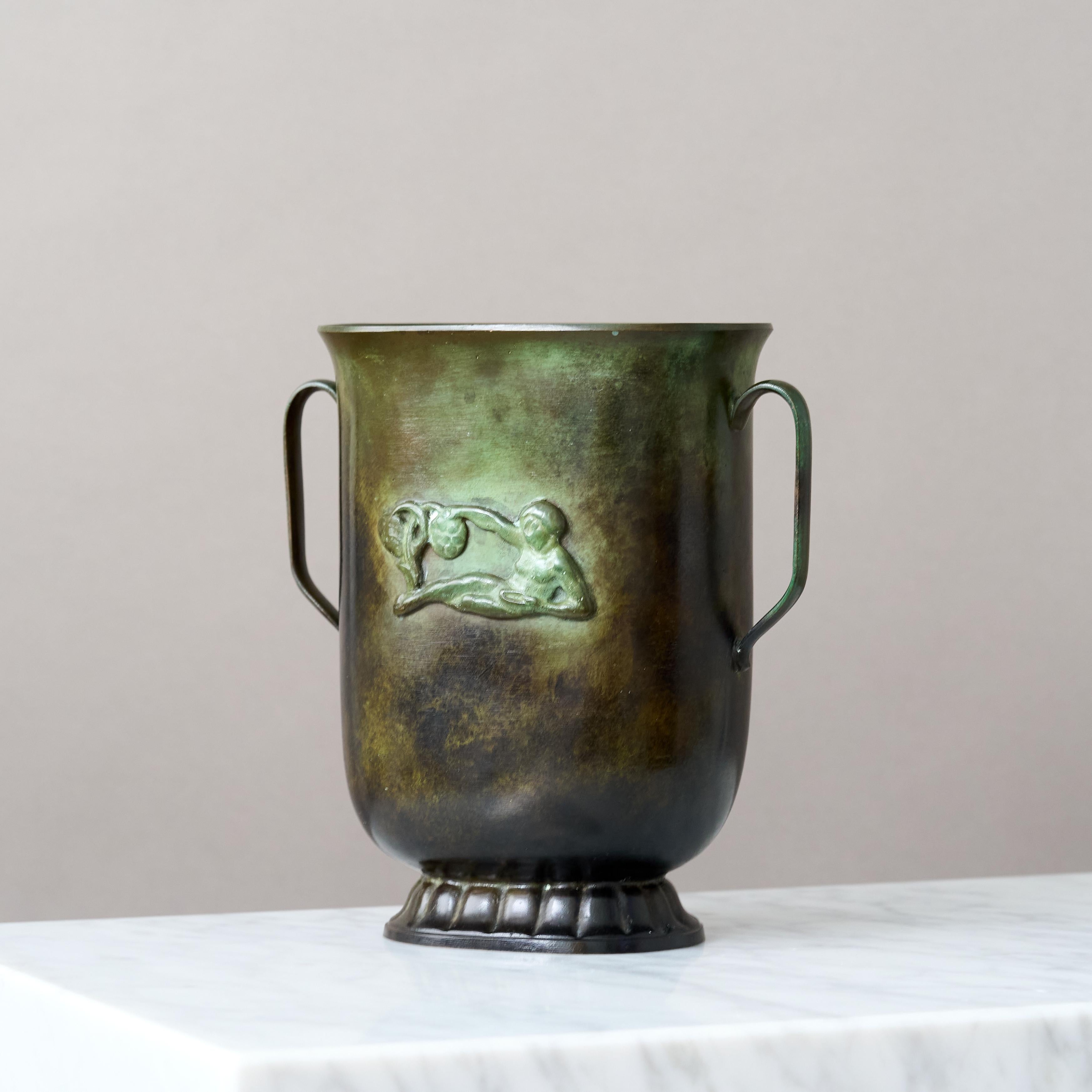 Metà XX secolo Vaso in bronzo Art Deco di GAB Guldsmedsaktiebolaget, Svezia, 1930. in vendita