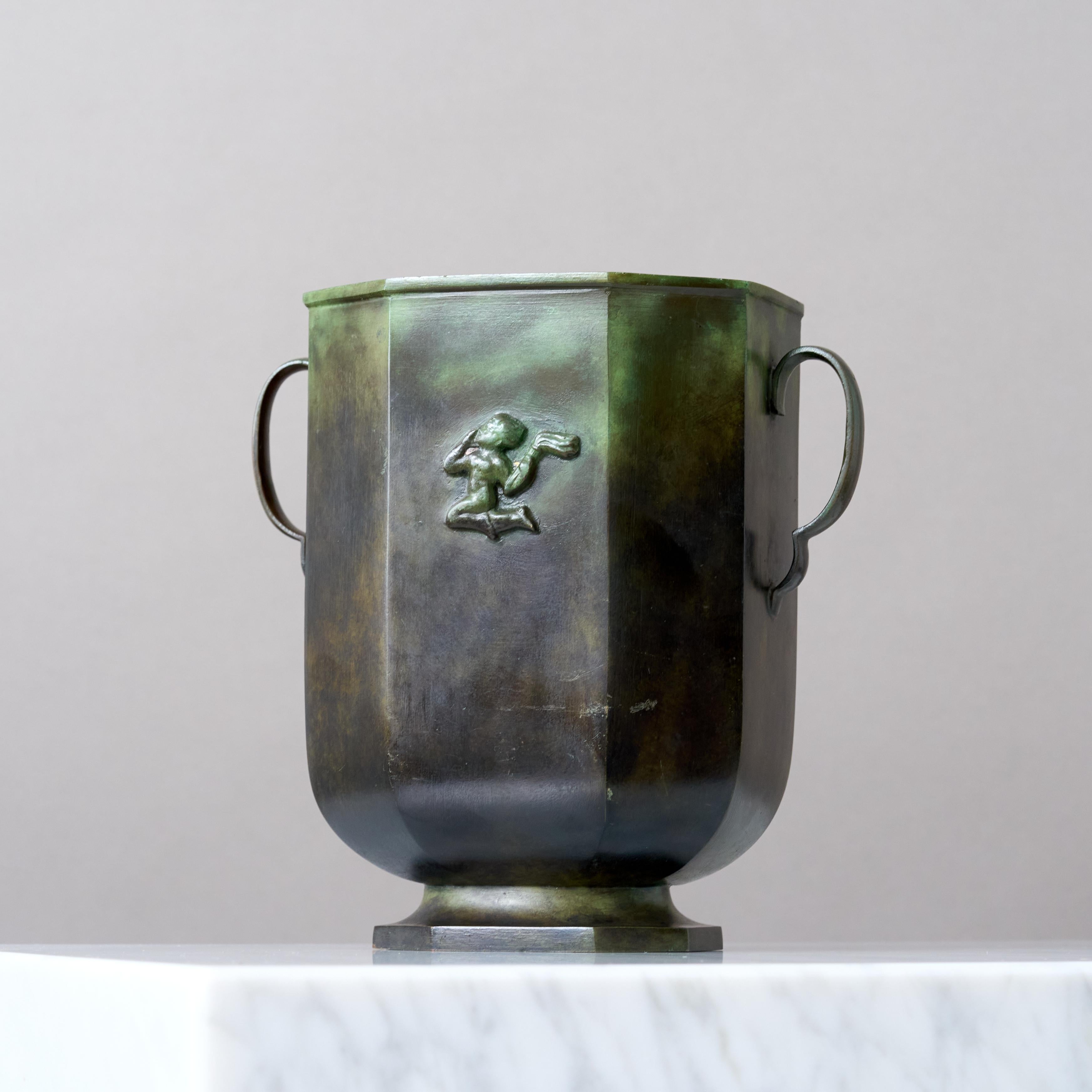 Art Deco Bronzevase von GAB Guldsmedsaktiebolaget, Schweden, 1930er Jahre. (Mitte des 20. Jahrhunderts) im Angebot