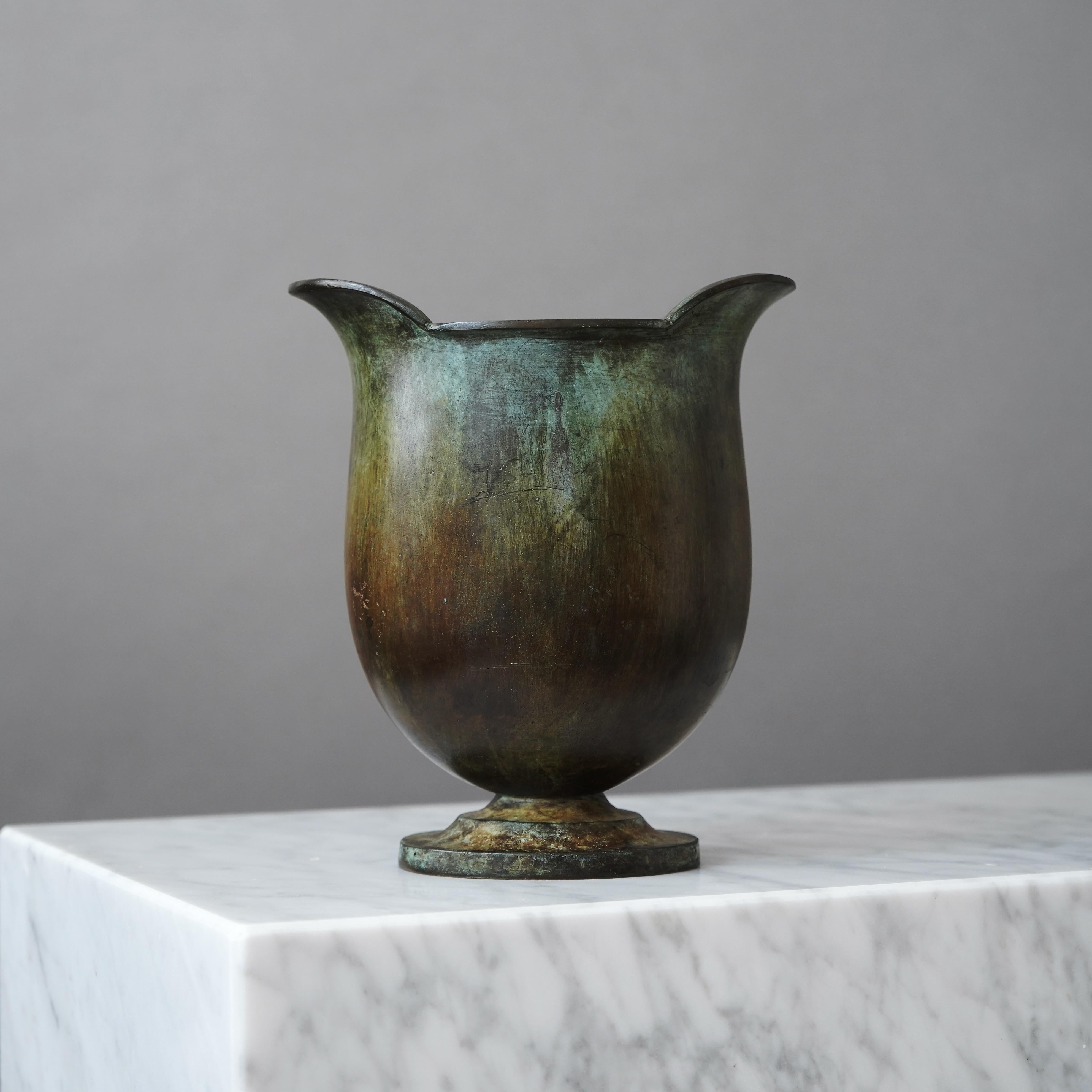Bronzo Vaso in bronzo Art Deco di GAB Guldsmedsaktiebolaget, Svezia, anni '30 in vendita