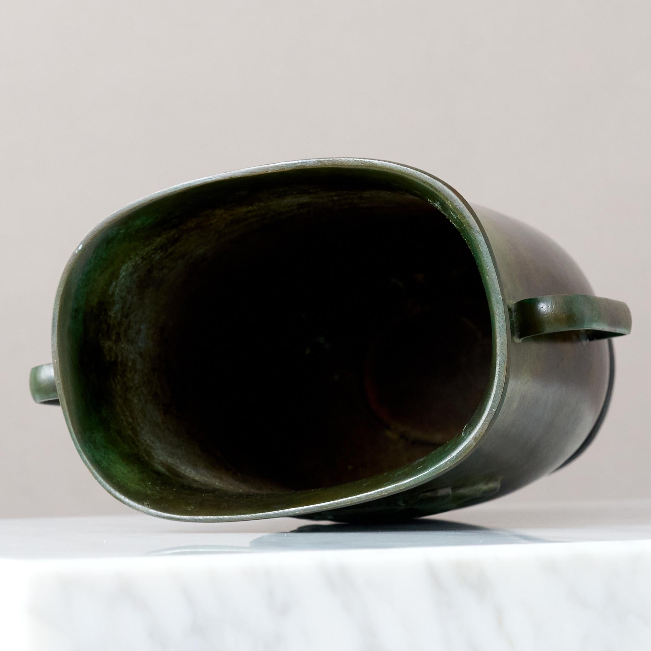Bronzo Vaso in bronzo Art Deco di GAB Guldsmedsaktiebolaget, Svezia, 1930. in vendita