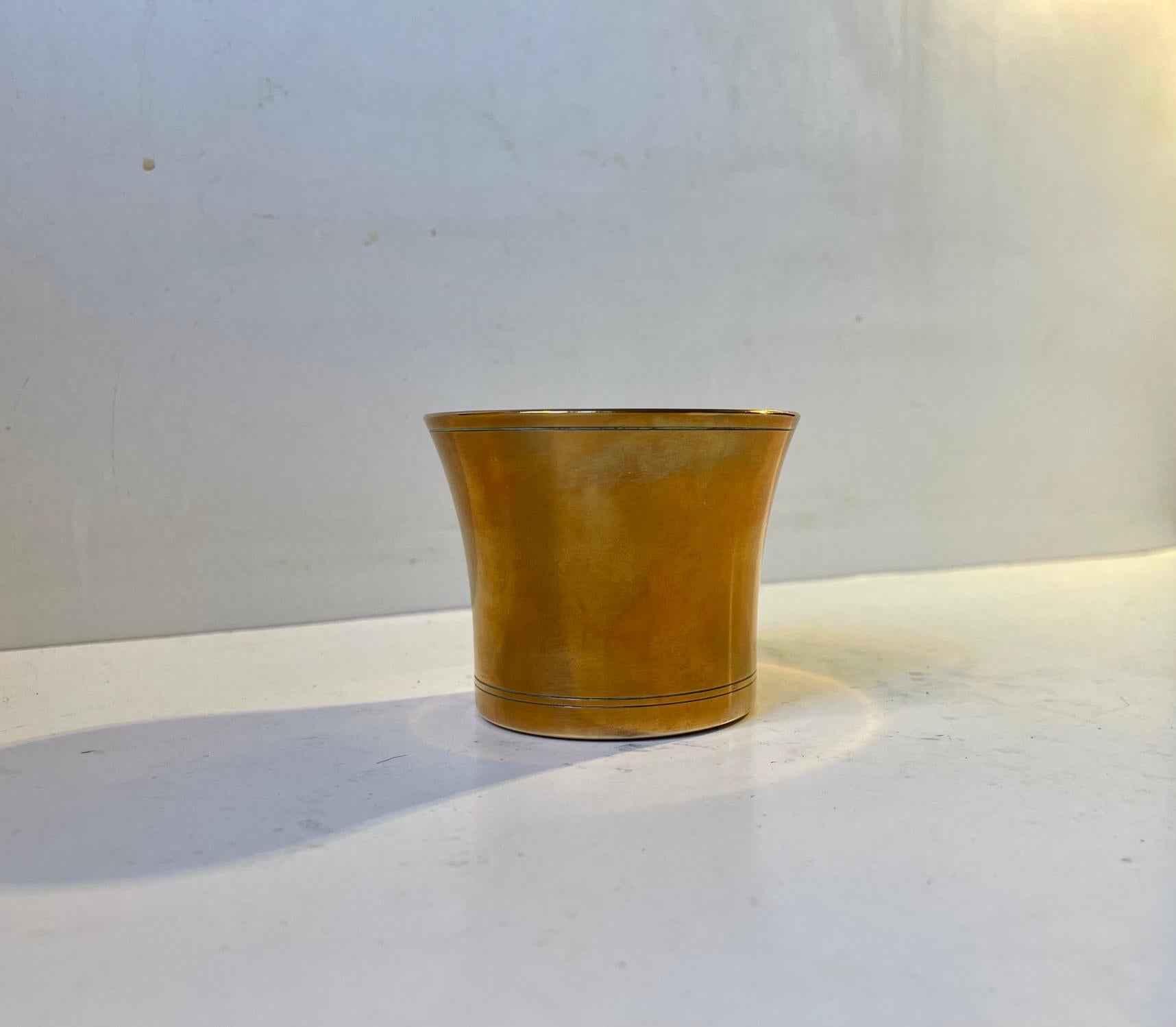 Petit vase patiné en bronze conçu par Just Andersen et fabriqué au Danemark dans les années 1930. Entièrement signé et numéroté à sa base. Mesures : H : 7 cm, D : 9 cm.