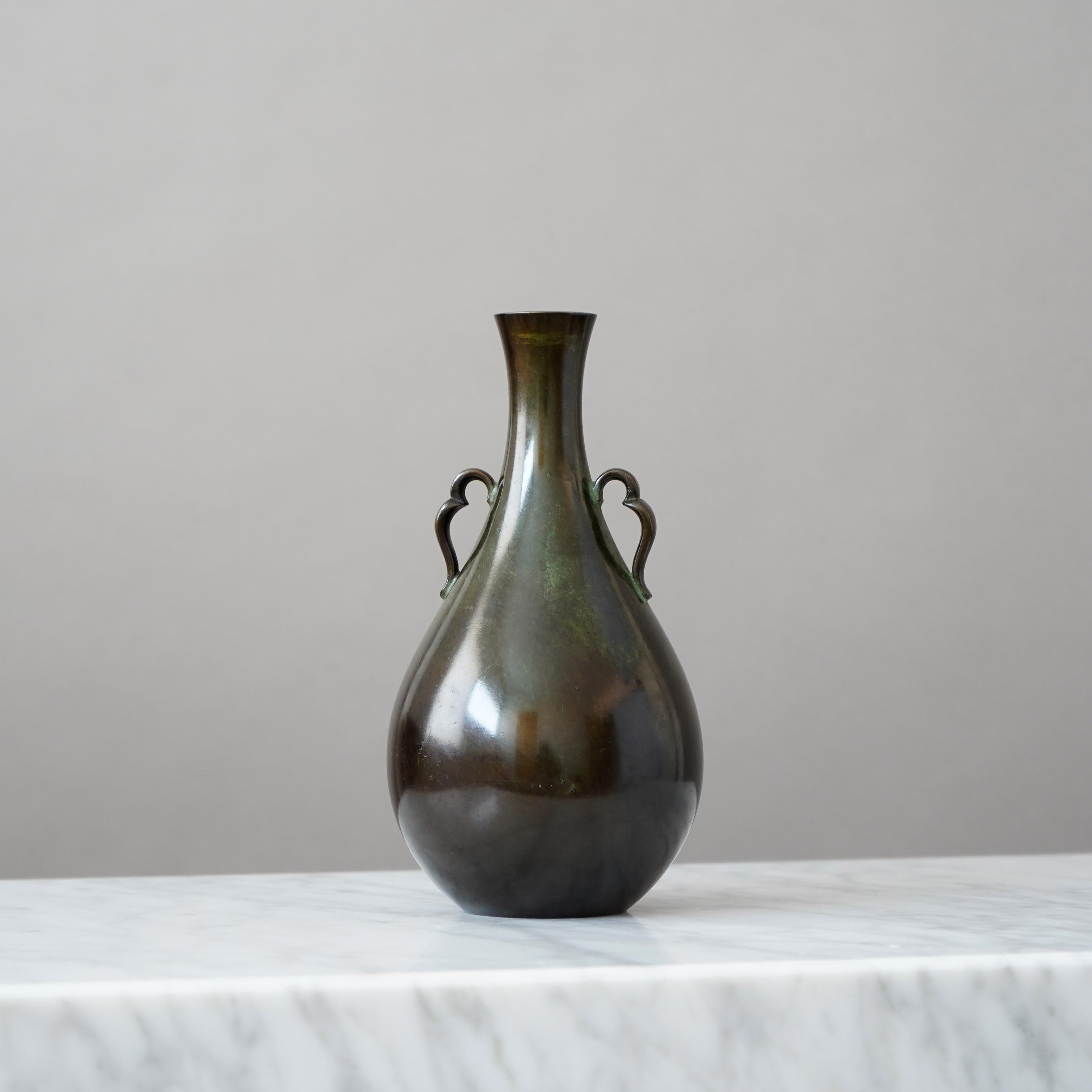 A beautiful and rare art deco vase with amazing patina. Made from solid bronze.
Designed by Just Andersen in 1930s and produced by his own company in Denmark. 

Great condition, only some light scratches.
Stamped with makers mark.

Just Andersen