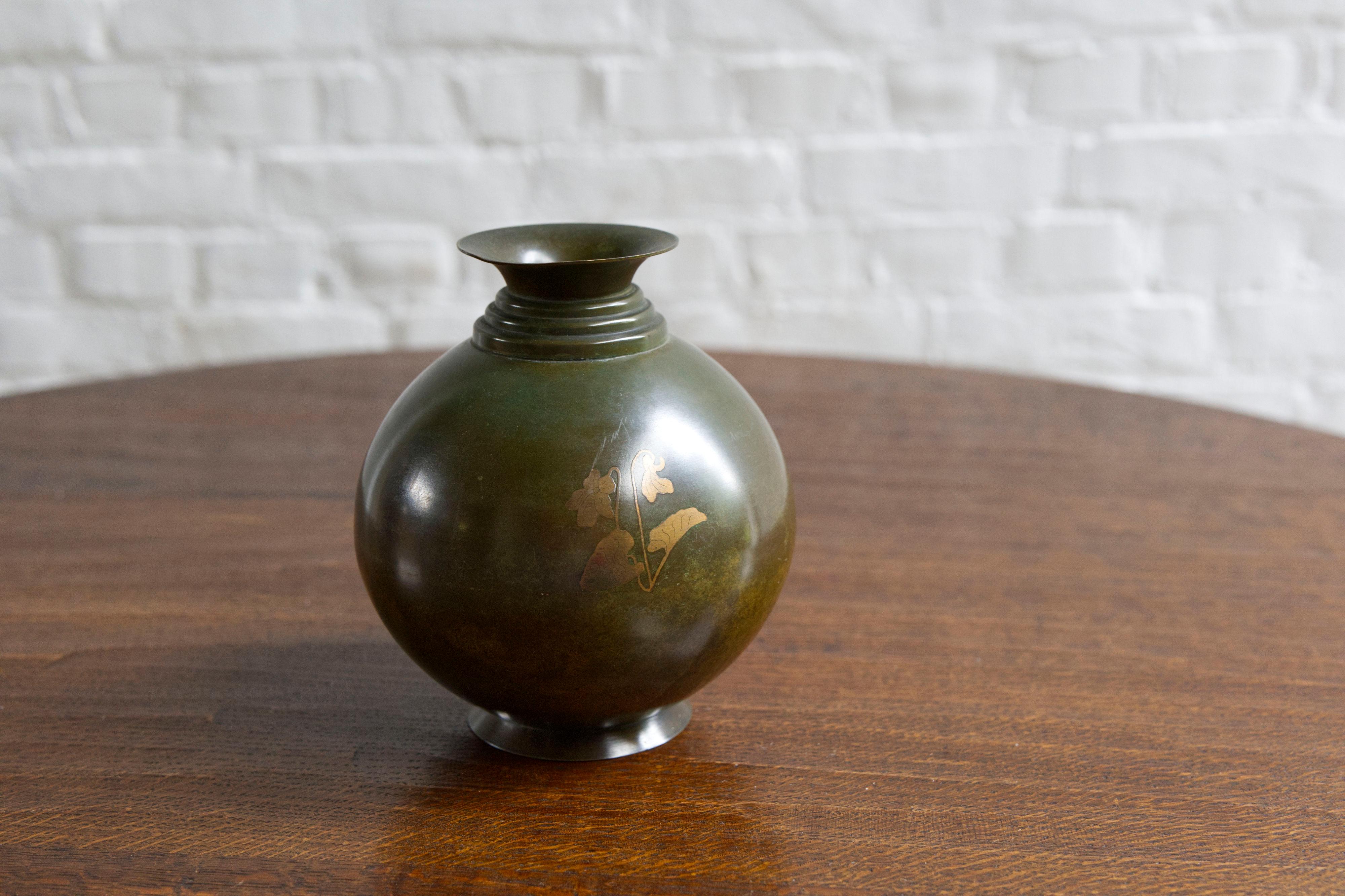 Vaso in bronzo Art déco di Krone Bonce, Danimarca 1930 ca.

Questo squisito vaso in bronzo Art Deco, realizzato da Krone Bonce in Danimarca intorno al 1930, mostra lo stile distintivo dell'epoca con una miscela di eleganza e precisione geometrica.