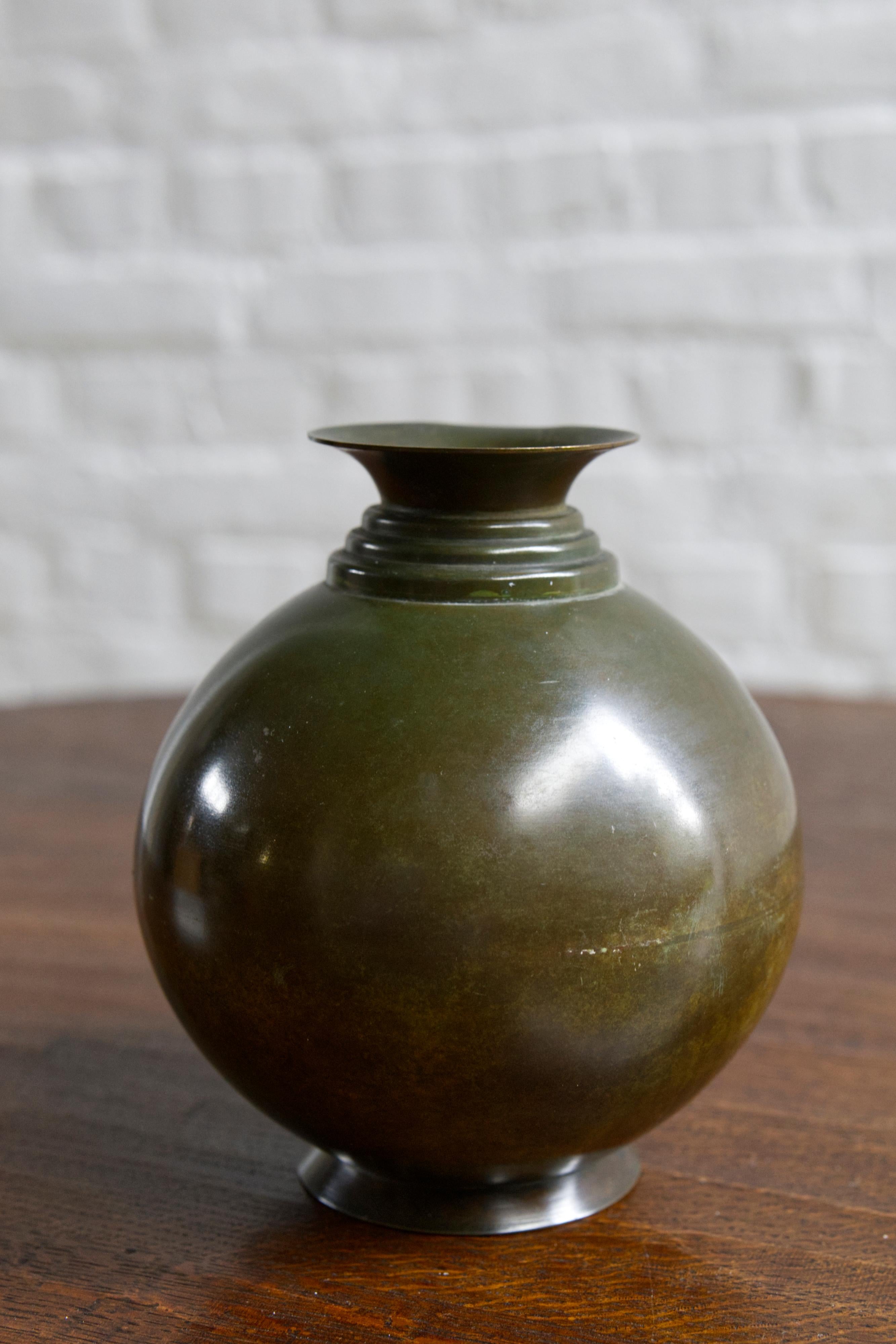 Vaso in bronzo Art déco di Krone Bonce, Danimarca 1930 ca. In condizioni buone in vendita a Balen, BE