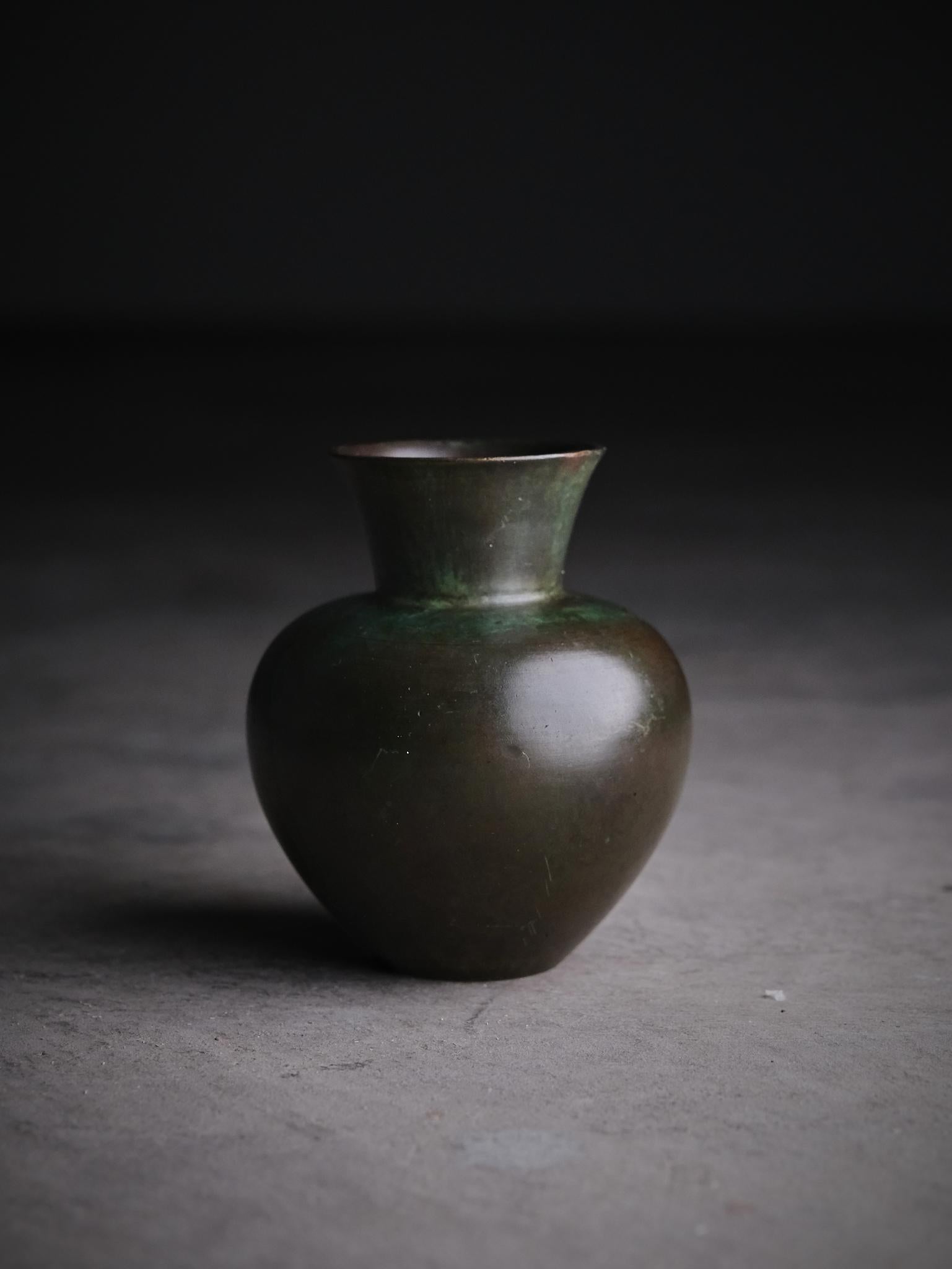 Magnifique vase en bronze patiné réalisé par un designer suédois pour Guldsmedsaktiebolaget (GAB) au cours de la première moitié du XXe siècle. 

