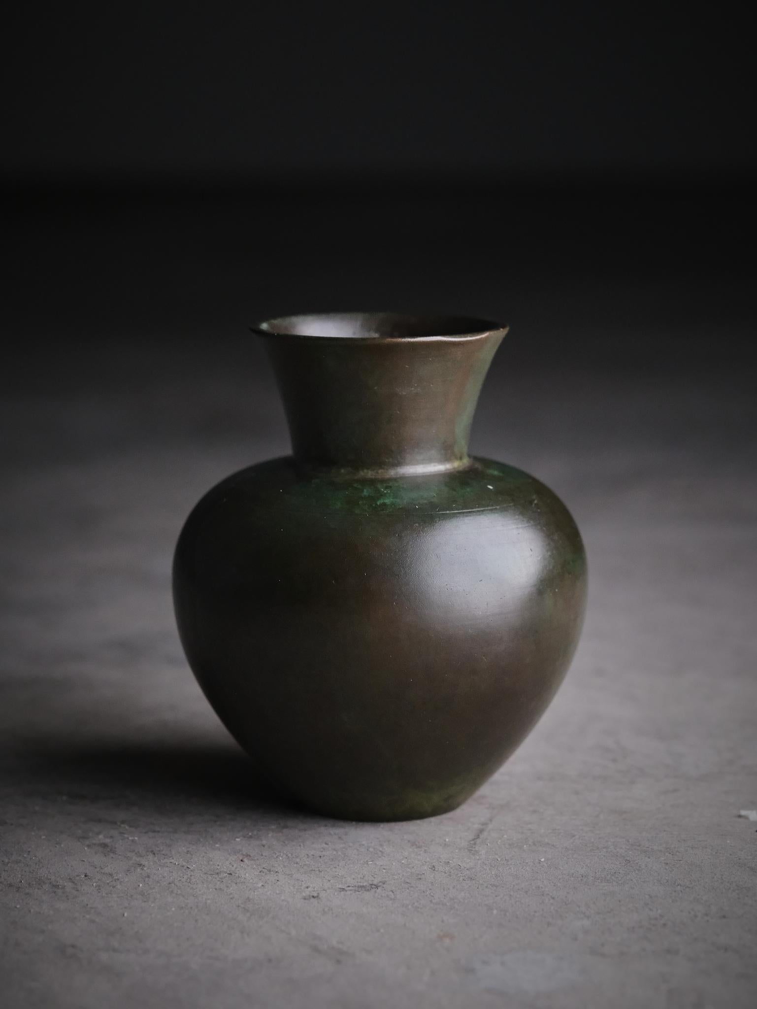Suédois Vase Art déco en bronze modèle 30 par GAB, Suède, années 1930 en vente