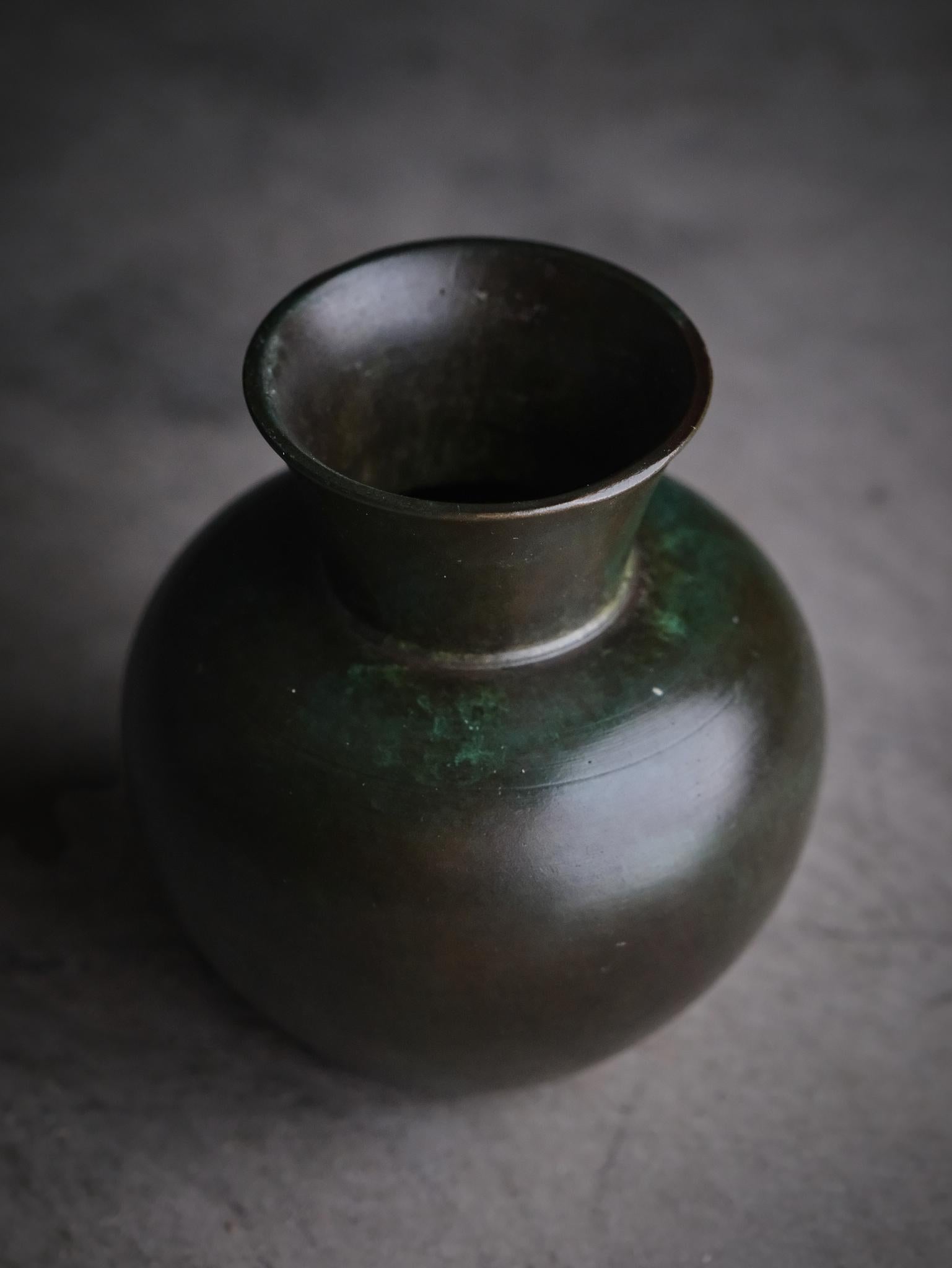 Vase Art déco en bronze modèle 30 par GAB, Suède, années 1930 Bon état - En vente à Eskilstuna, SE