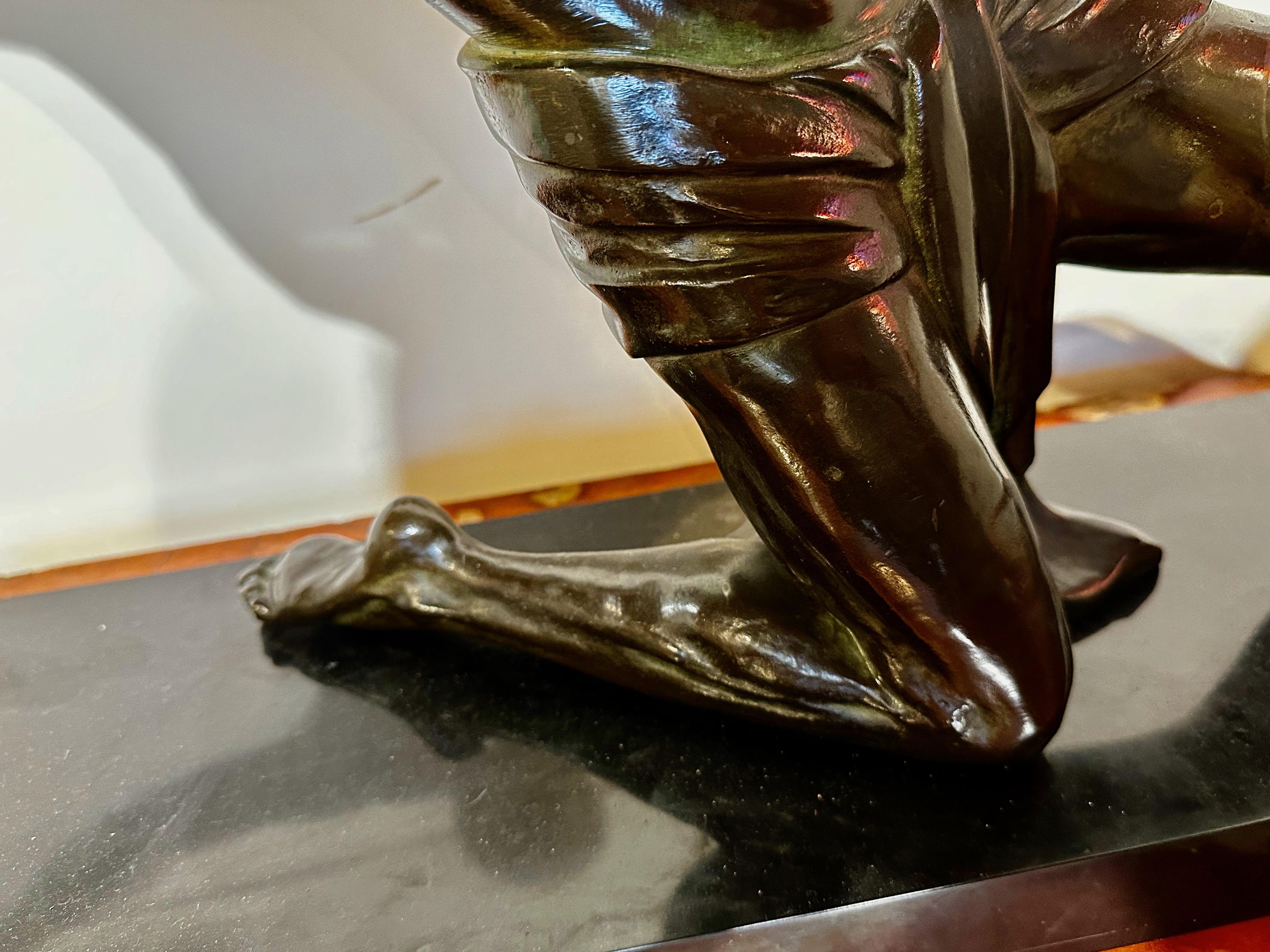Milieu du XXe siècle Flacon de guerrier Javelin en bronze Art Déco de P. Hugonnet, France, années 1930 en vente