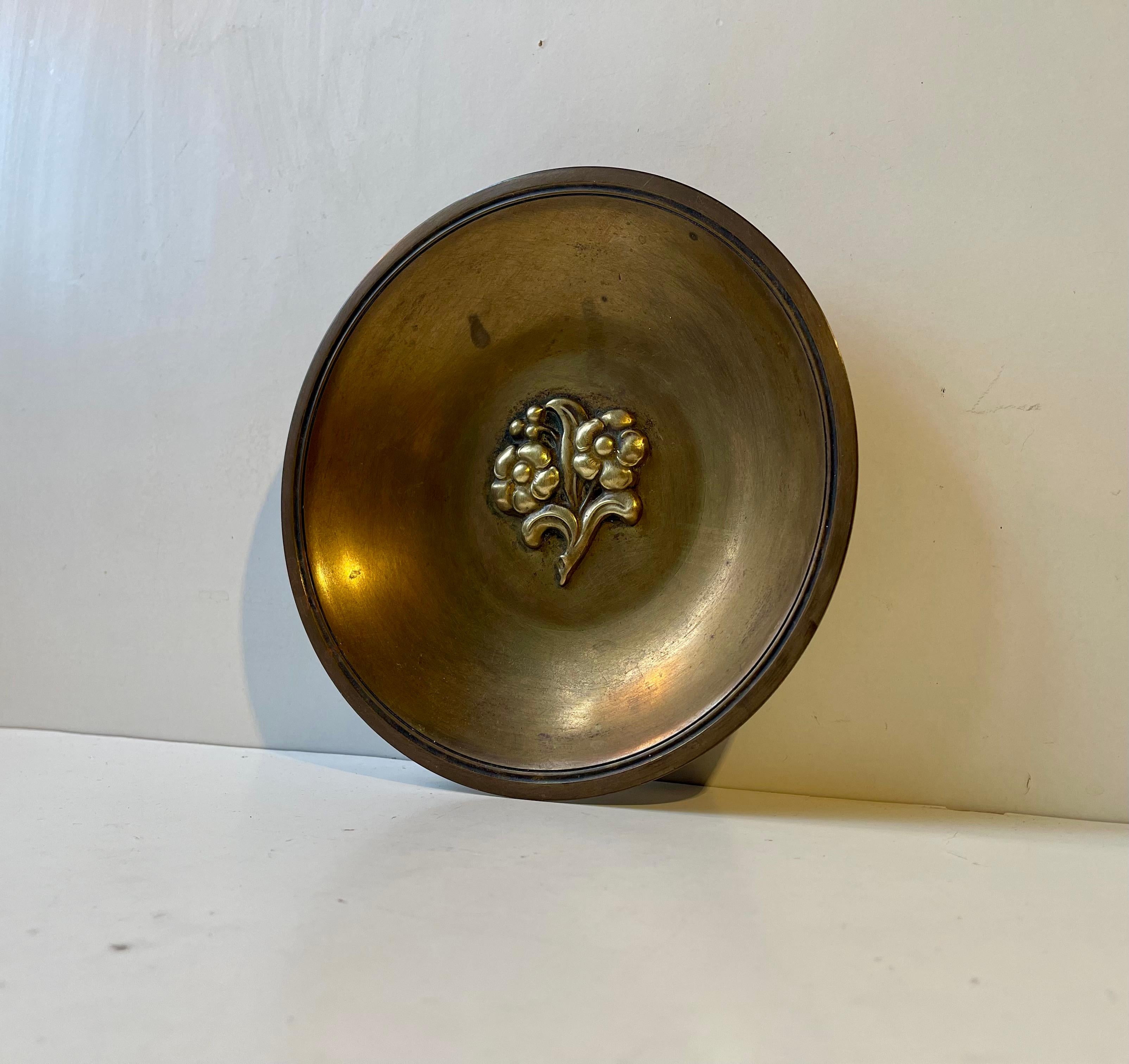 Dekorative Bronzeschale oder -schale mit reliefierten Blumen. Hergestellt und entworfen von NJAL in Dänemark in den 1930er Jahren in einem Stil, der an Just Andersen und Tinos erinnert. 

Abmessungen: T: 21 cm, H: 5 cm.