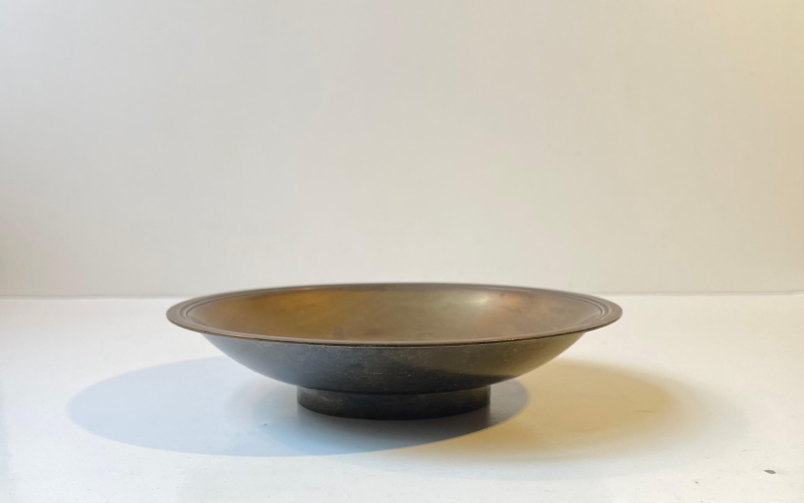 Art Deco Bronze mit Blumen von Njal Dänemark, 1930er Jahre (Art déco) im Angebot