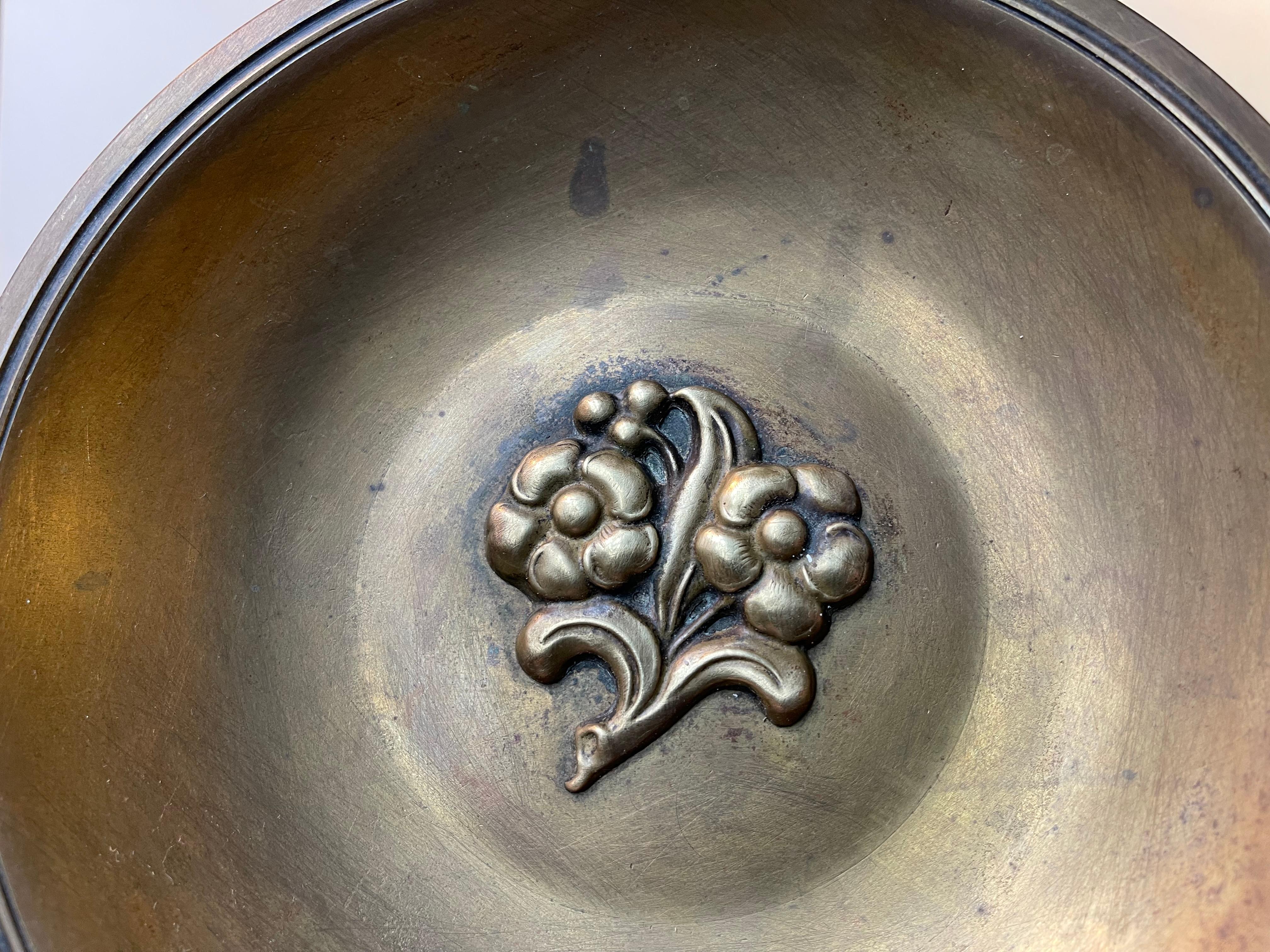 Art Deco Bronze mit Blumen von Njal Dänemark, 1930er Jahre (Dänisch) im Angebot