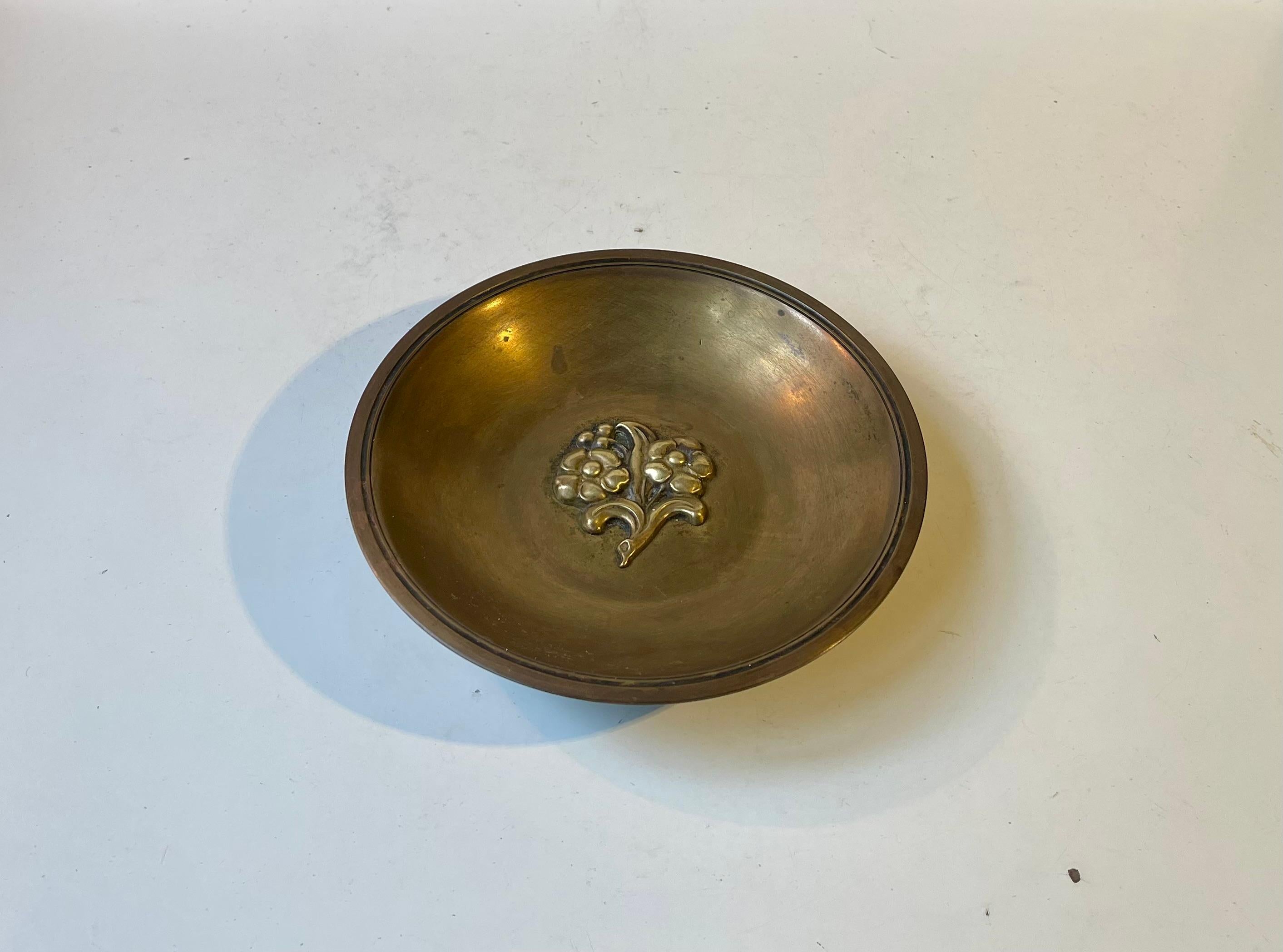 Art Deco Bronze mit Blumen von Njal Dänemark, 1930er Jahre (Gegossen) im Angebot