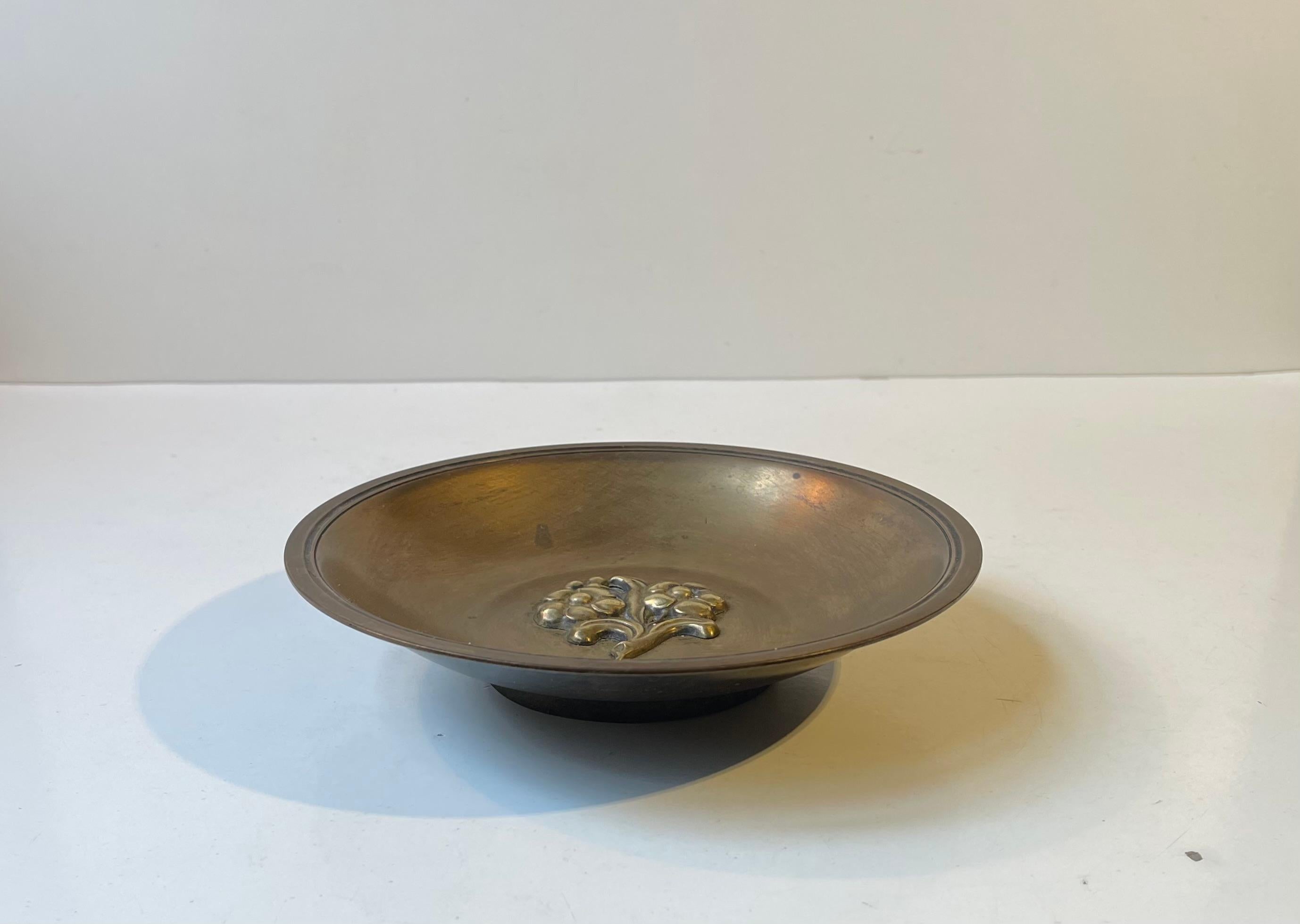 Art Deco Bronze mit Blumen von Njal Dänemark, 1930er Jahre (Mitte des 20. Jahrhunderts) im Angebot