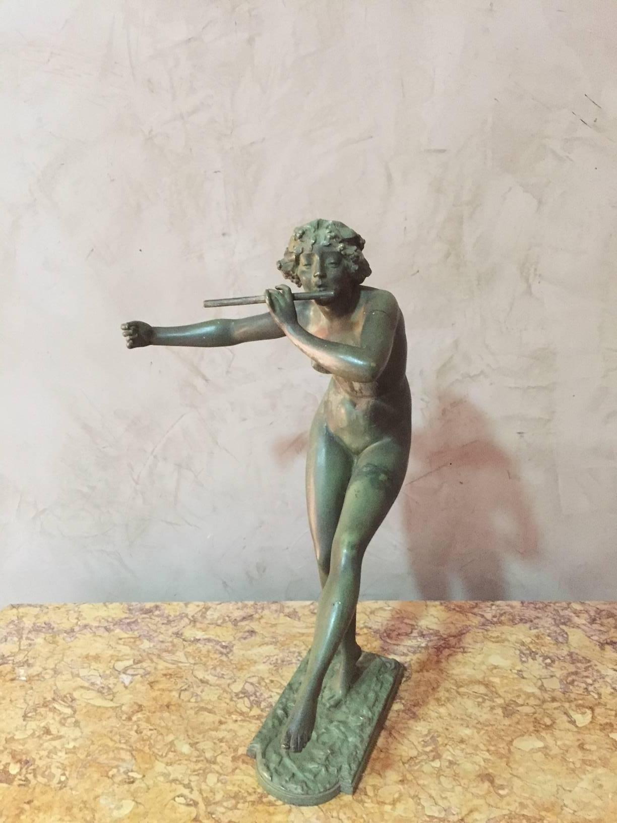femme danseuse flûtiste Art Déco 1902-1914 en bronze à patine verte signée du sculpteur français Paul Philippe (1870-1930).
Quelques éraflures et traces.
